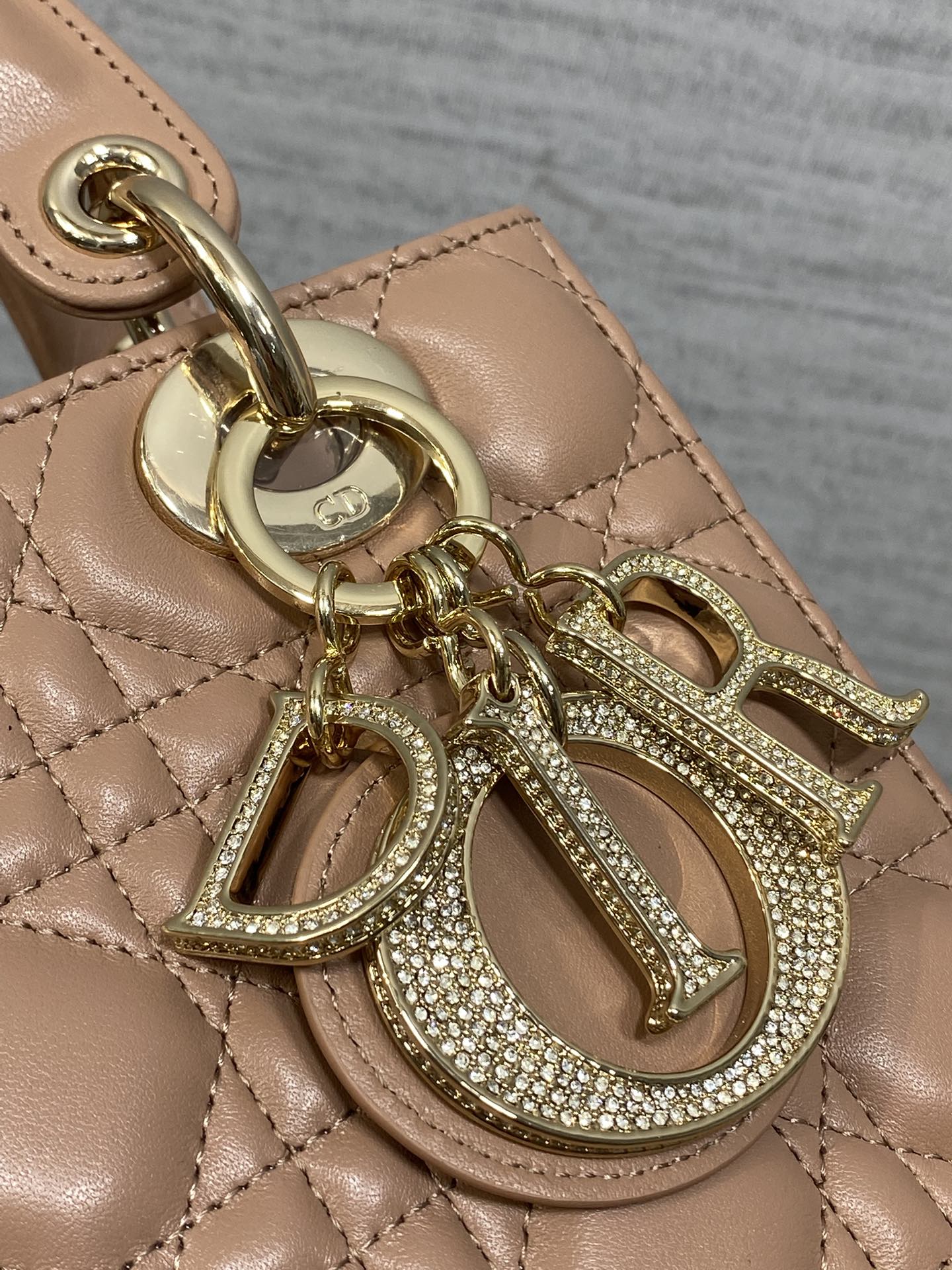 Dior 四格羊皮Lady最新限量版钻石扣戴妃包 人手一个 的戴妃包 迷人优雅又气场十足