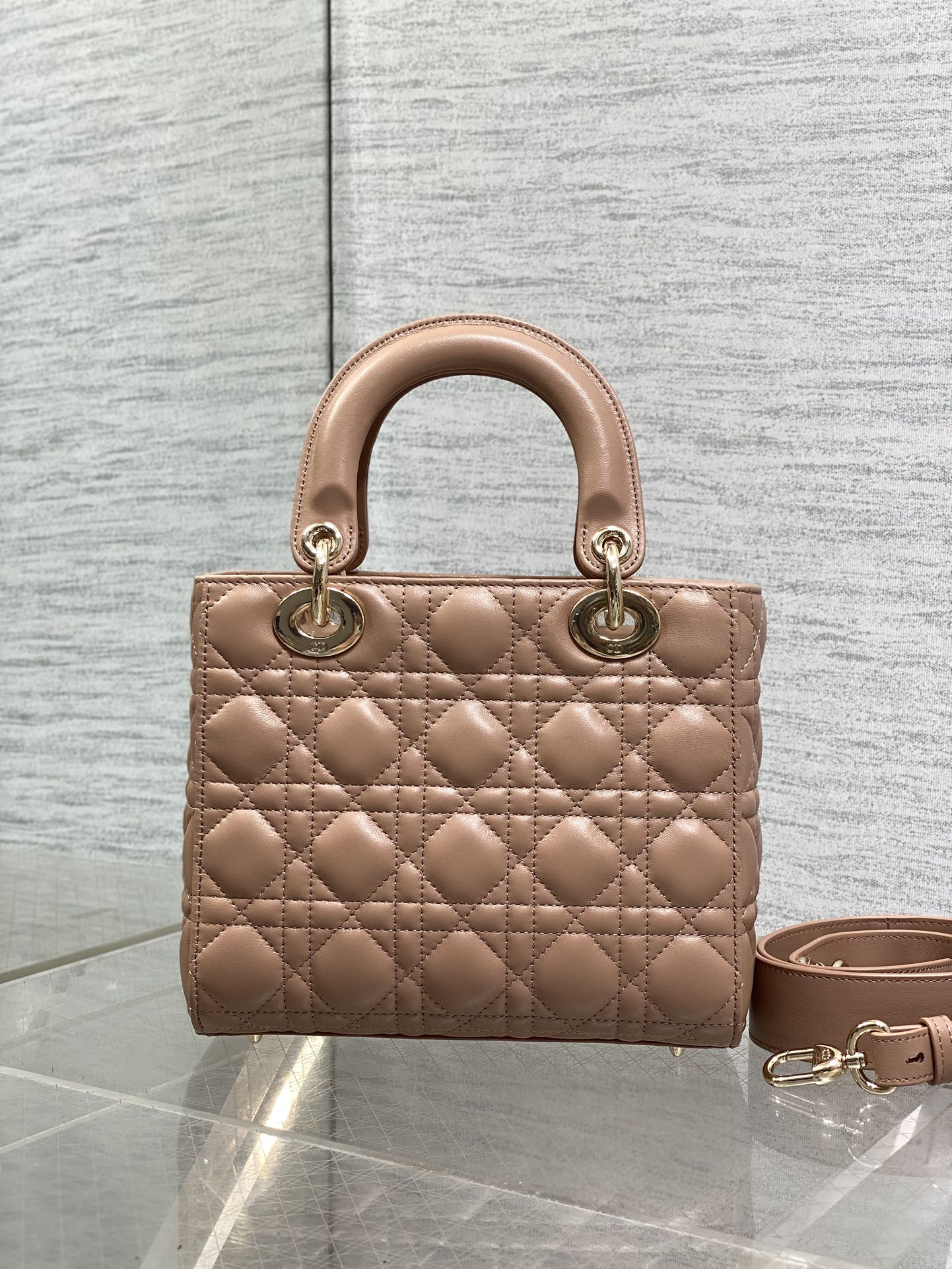 Dior 四格羊皮Lady最新限量版钻石扣戴妃包 人手一个 的戴妃包 迷人优雅又气场十足