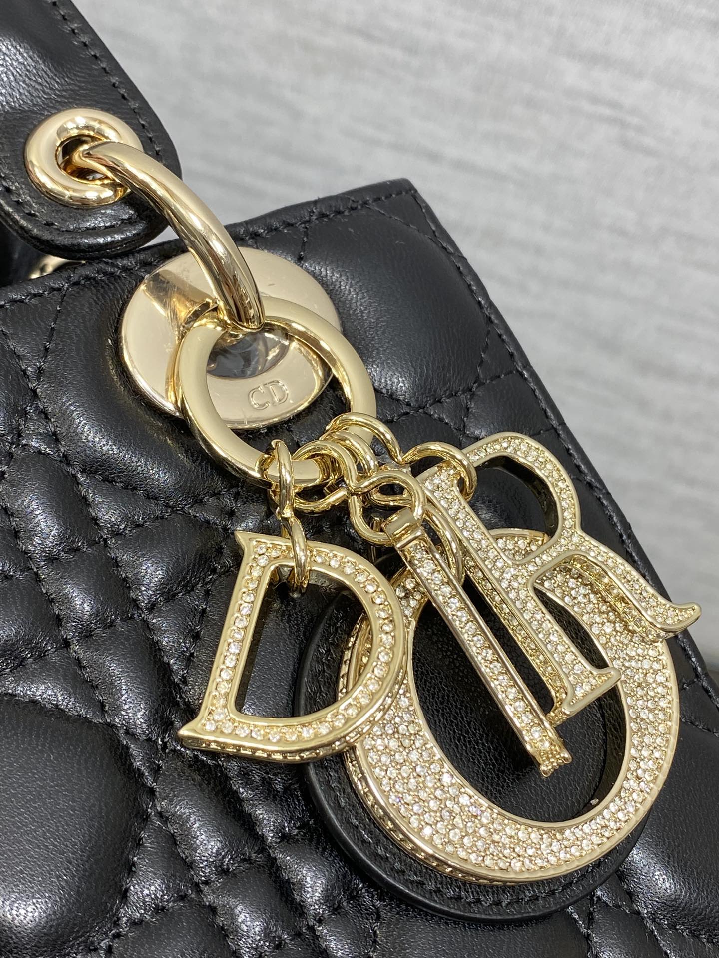 Черная сумка Dior Lady с золотой фурнитурой