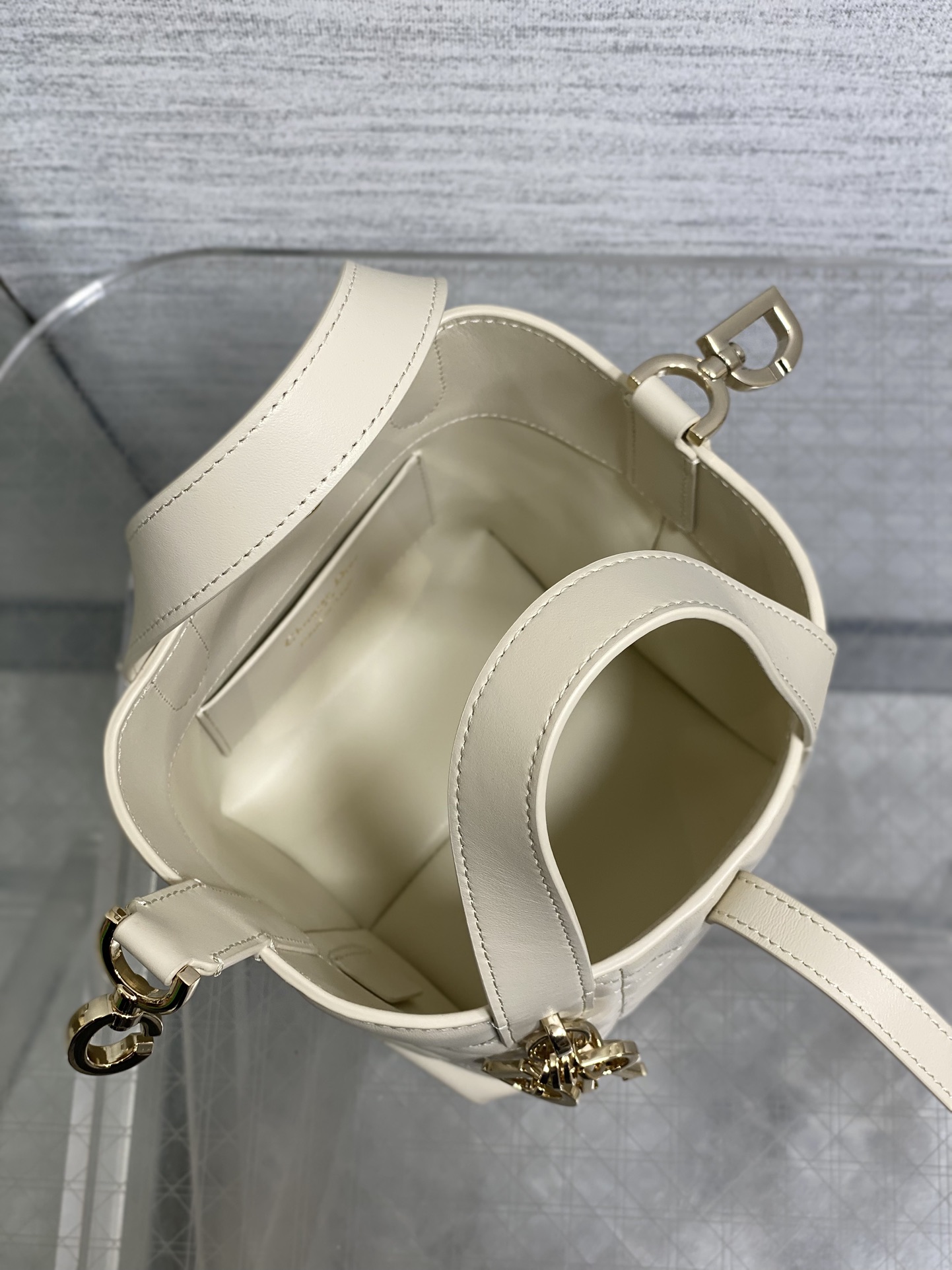 浅饼干色现货‼️Toujours竖版系列迷你，菜篮子可爱升级了，高颜值包包，轻松拿捏高级感，超大菱格的设