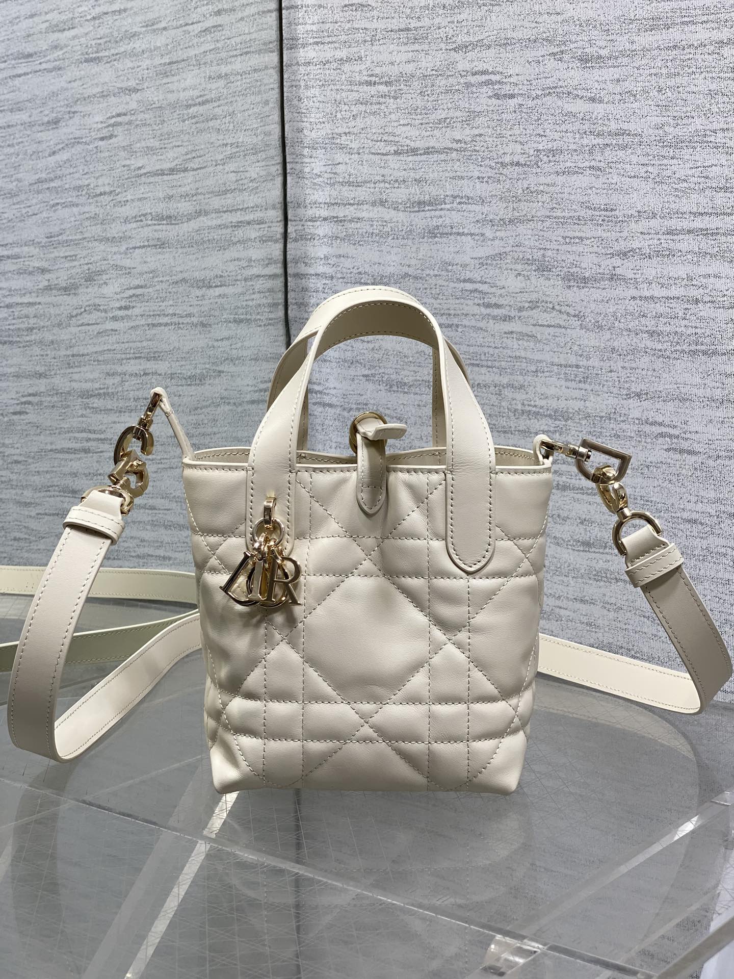 浅饼干色现货‼️Toujours竖版系列迷你，菜篮子可爱升级了，高颜值包包，轻松拿捏高级感，超大菱格的设