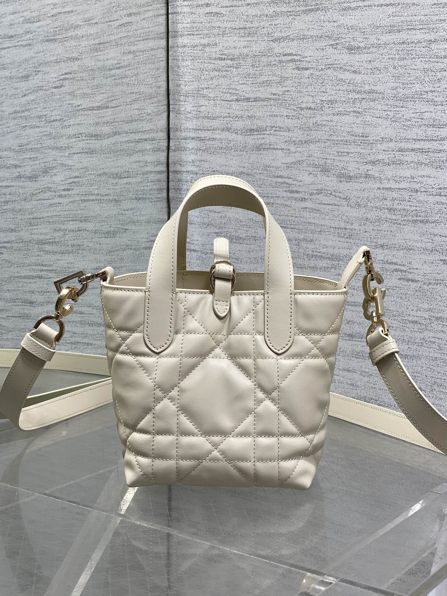 浅饼干色现货‼️Toujours竖版系列迷你，菜篮子可爱升级了，高颜值包包，轻松拿捏高级感，超大菱格的设