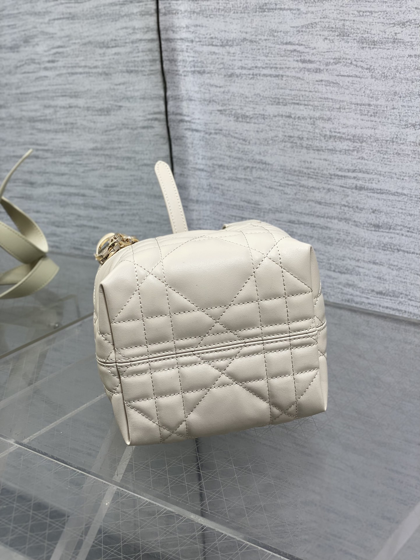 浅饼干色现货‼️Toujours竖版系列迷你，菜篮子可爱升级了，高颜值包包，轻松拿捏高级感，超大菱格的设