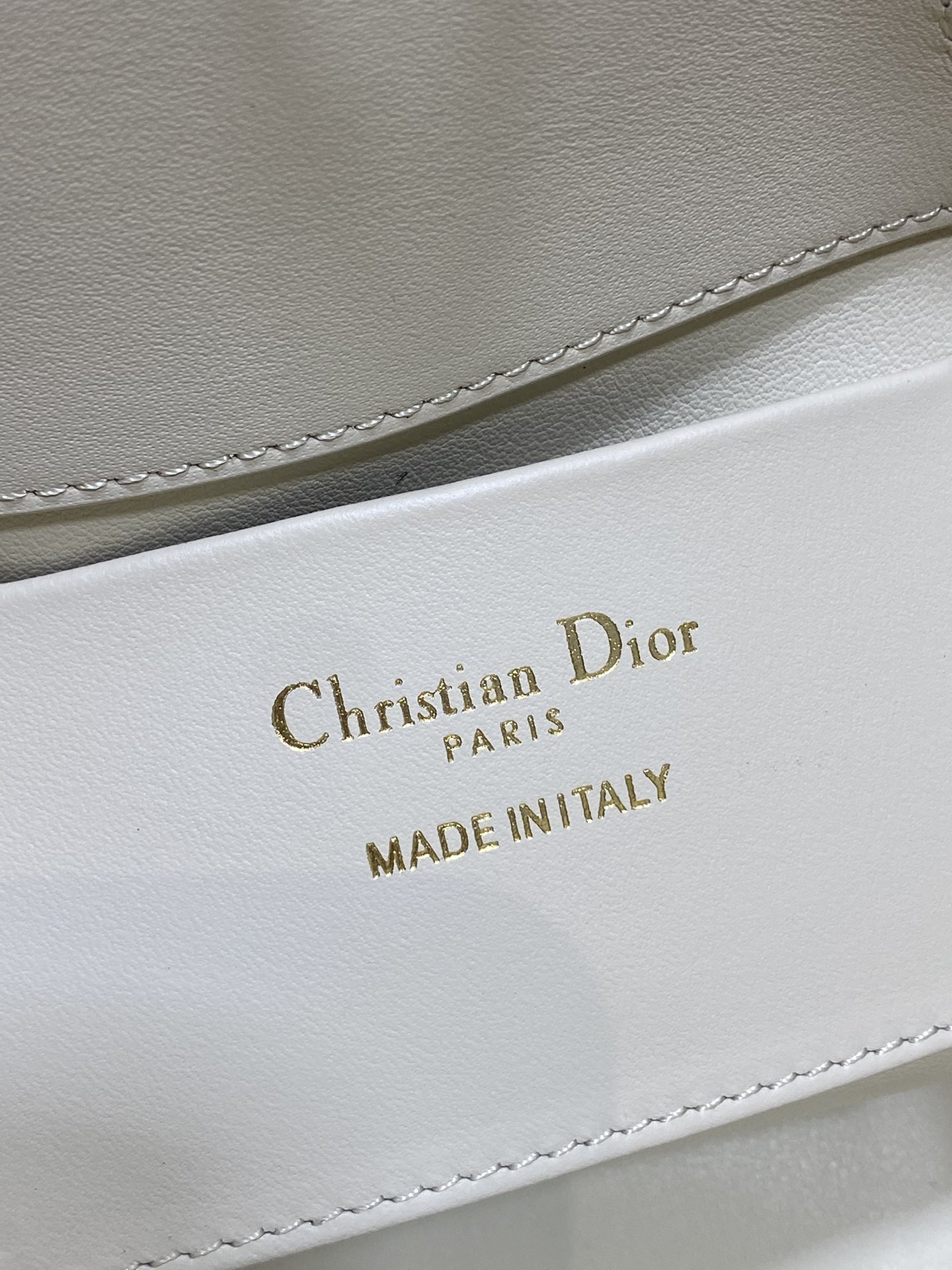 浅饼干色现货‼️Toujours竖版系列迷你，菜篮子可爱升级了，高颜值包包，轻松拿捏高级感，超大菱格的设