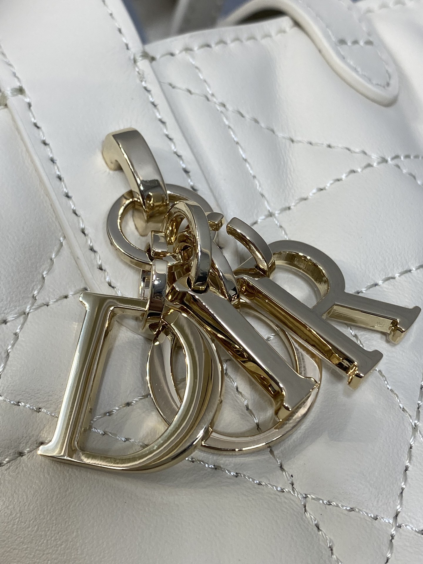 浅饼干色现货‼️Toujours竖版系列迷你，菜篮子可爱升级了，高颜值包包，轻松拿捏高级感，超大菱格的设