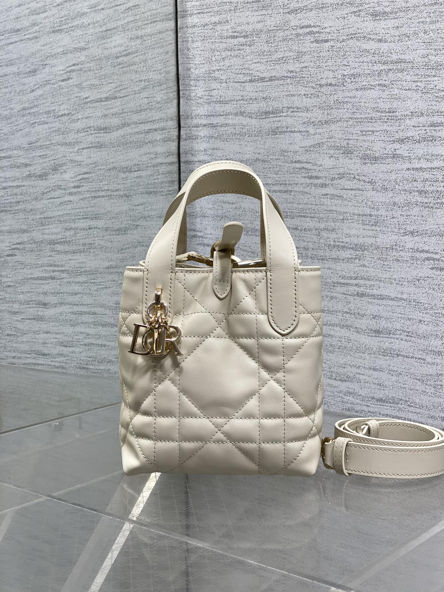 浅饼干色现货‼️Toujours竖版系列迷你，菜篮子可爱升级了，高颜值包包，轻松拿捏高级感，超大菱格的设