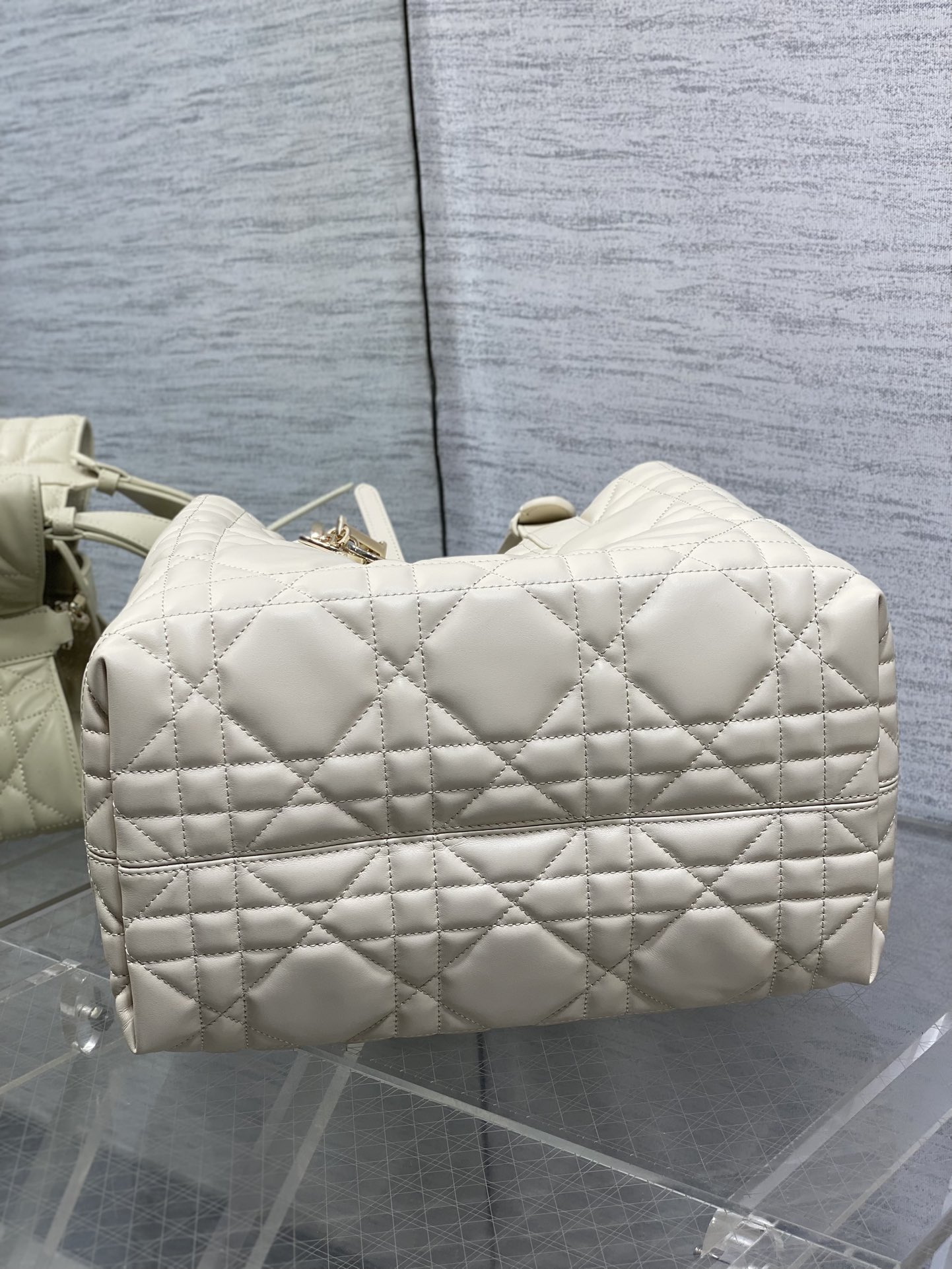 中号现货‼️Toujours系列秋冬最新浅饼干色，有点太美了，高颜值大包包，颜色非常清新，让人眼前一亮，