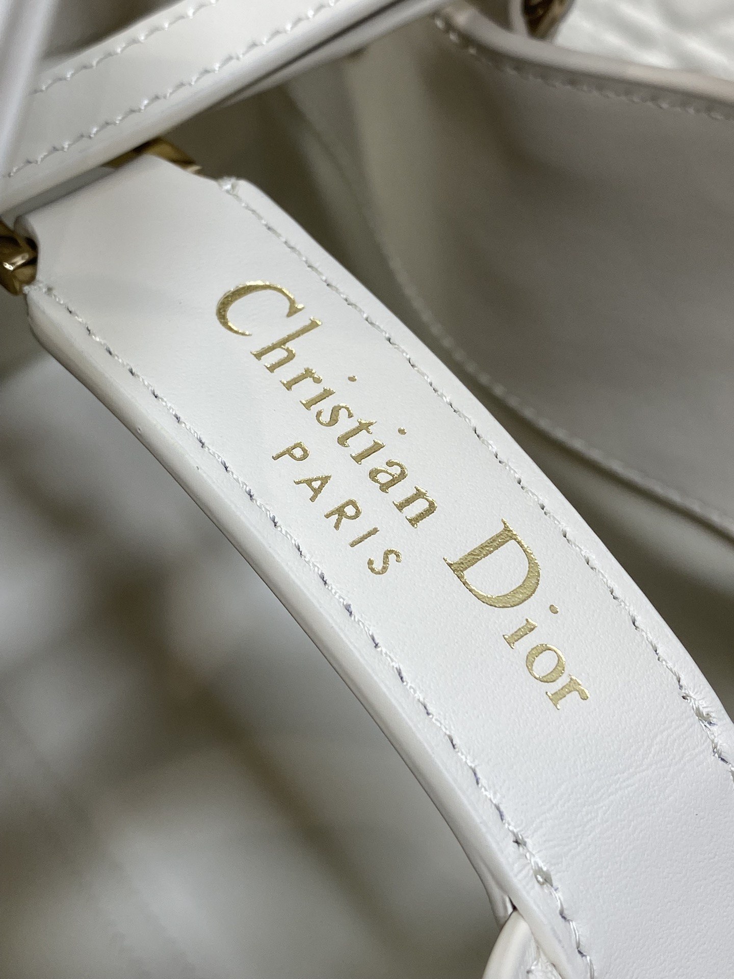 中号现货‼️Toujours系列秋冬最新浅饼干色，有点太美了，高颜值大包包，颜色非常清新，让人眼前一亮，