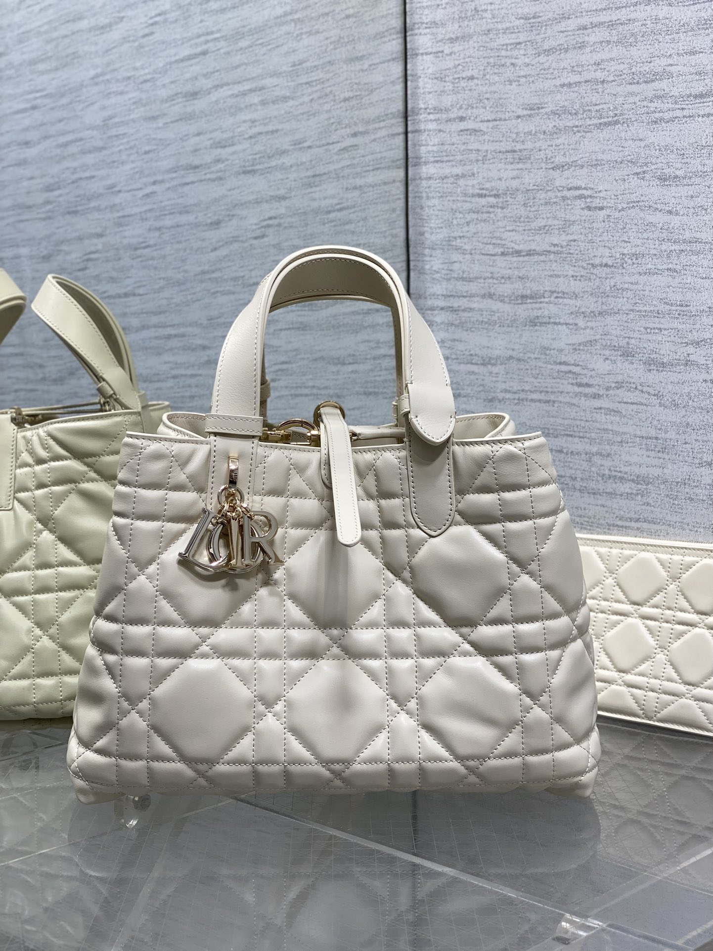 中号现货‼️Toujours系列秋冬最新浅饼干色，有点太美了，高颜值大包包，颜色非常清新，让人眼前一亮，