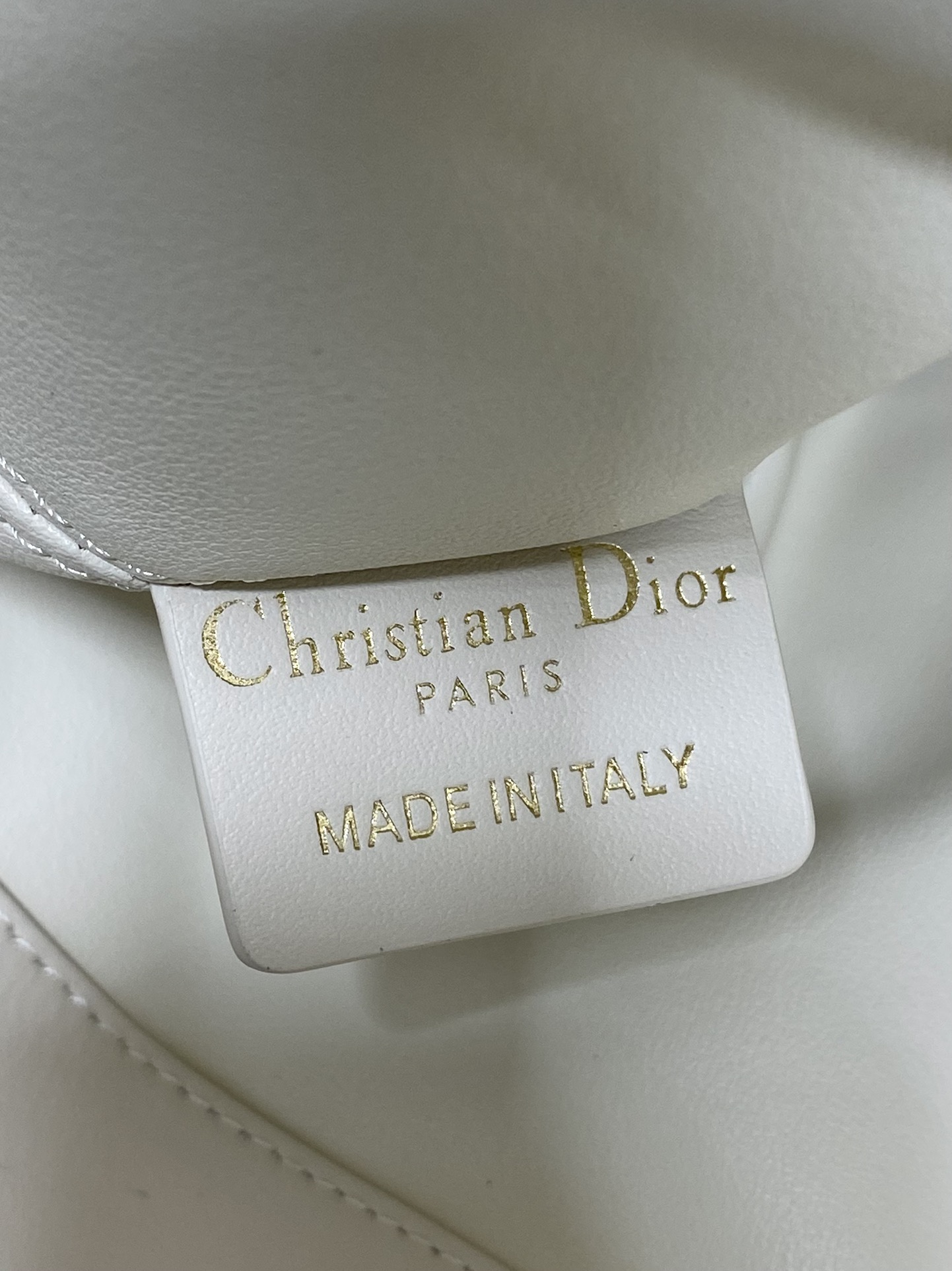 中号现货‼️Toujours系列秋冬最新浅饼干色，有点太美了，高颜值大包包，颜色非常清新，让人眼前一亮，