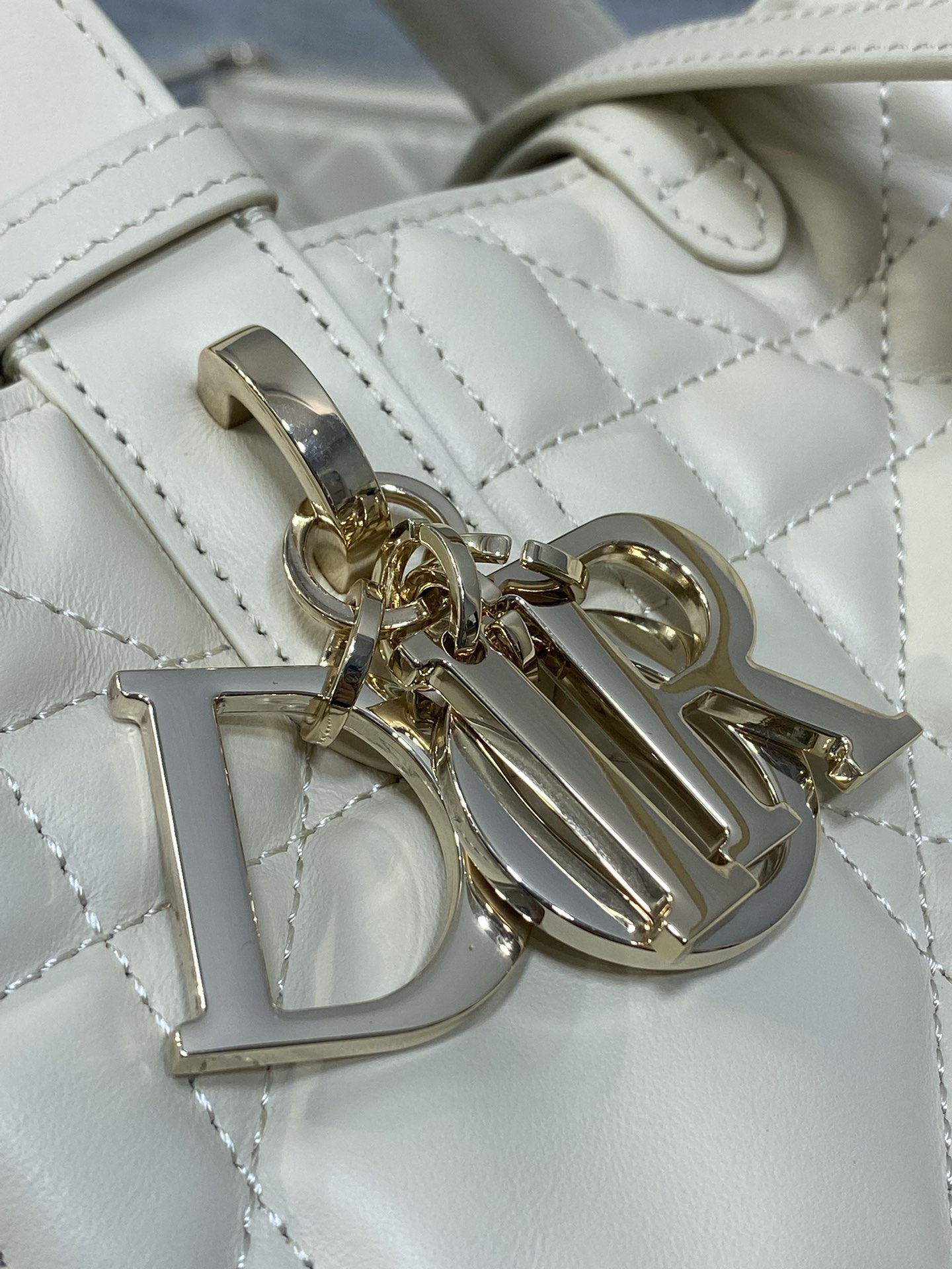 中号现货‼️Toujours系列秋冬最新浅饼干色，有点太美了，高颜值大包包，颜色非常清新，让人眼前一亮，