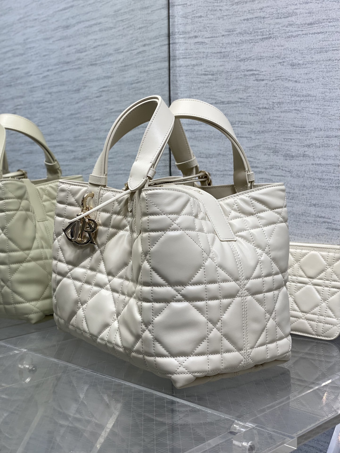 中号现货‼️Toujours系列秋冬最新浅饼干色，有点太美了，高颜值大包包，颜色非常清新，让人眼前一亮，