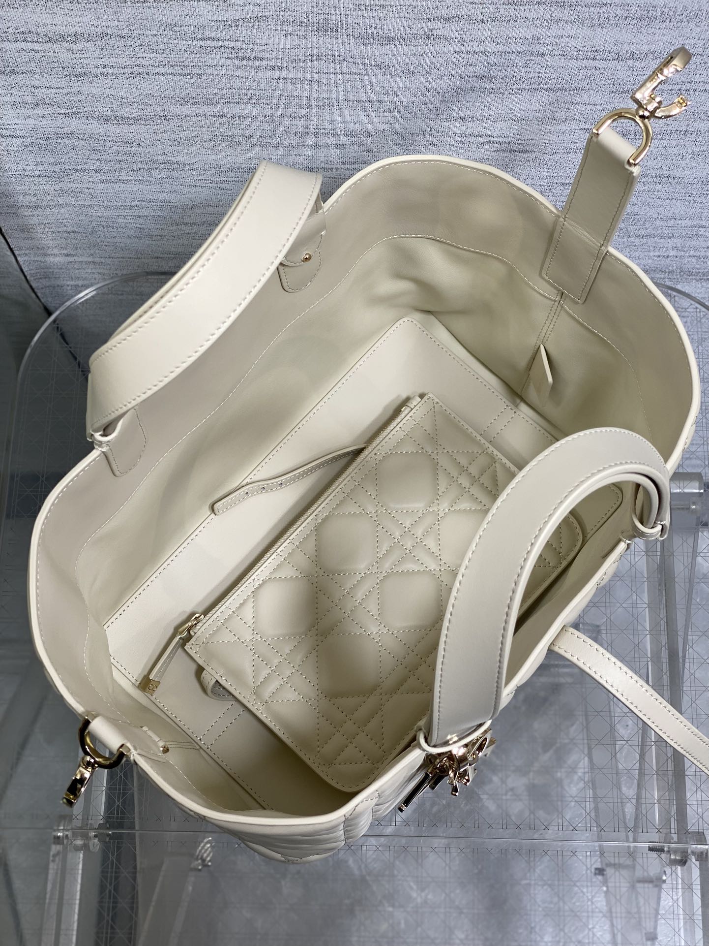 中号现货‼️Toujours系列秋冬最新浅饼干色，有点太美了，高颜值大包包，颜色非常清新，让人眼前一亮，