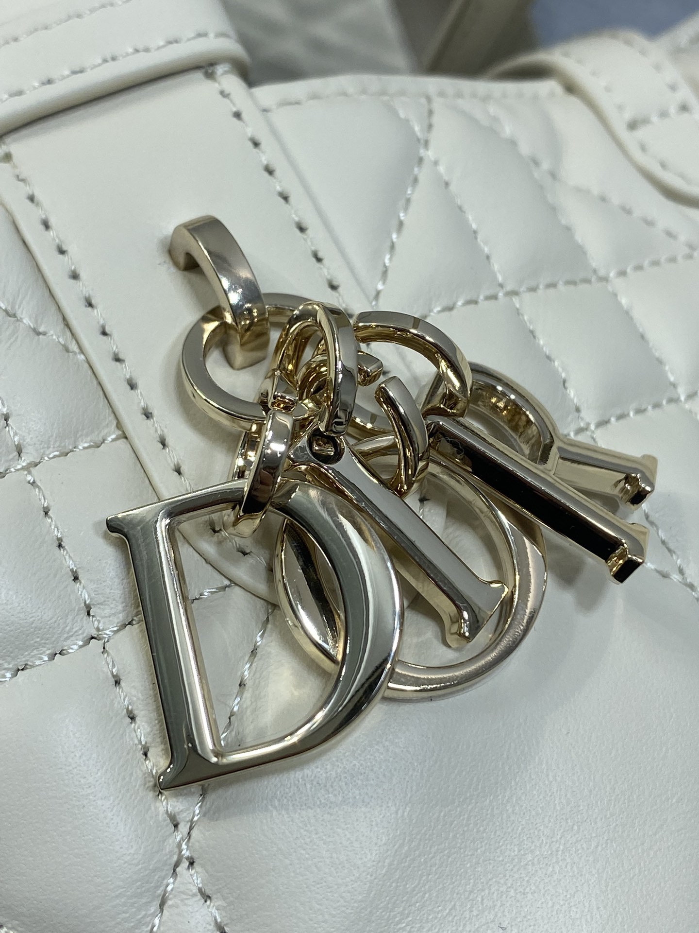 小号现货‼️Toujours系列砖柜最新浅饼干色，有点太美了，高颜值包包，颜色超级嫩，超级夏天，超大菱格