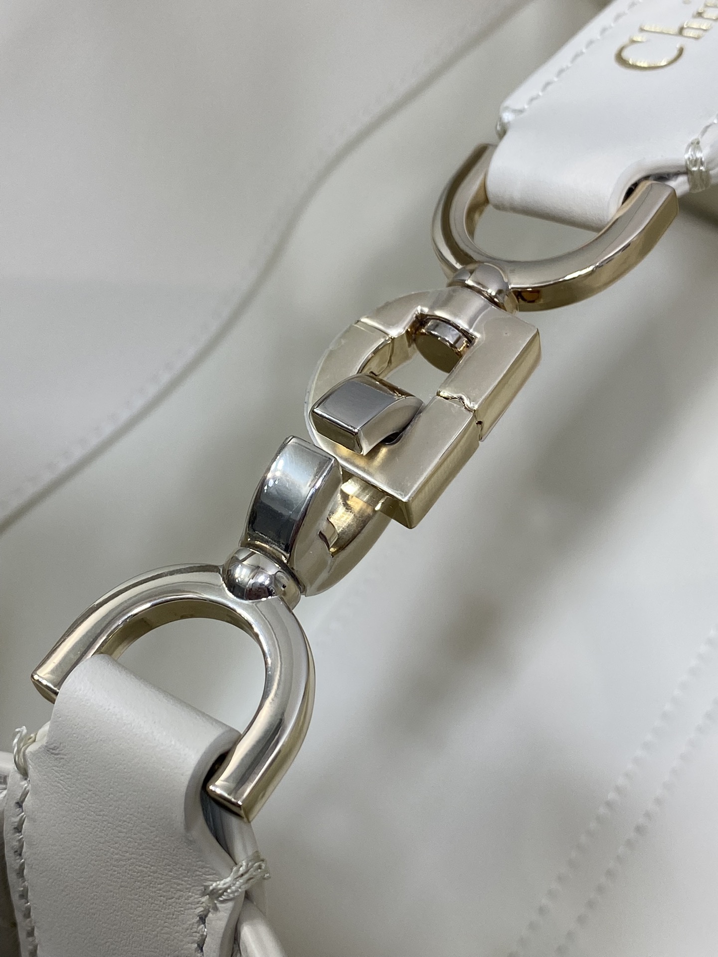 小号现货‼️Toujours系列砖柜最新浅饼干色，有点太美了，高颜值包包，颜色超级嫩，超级夏天，超大菱格