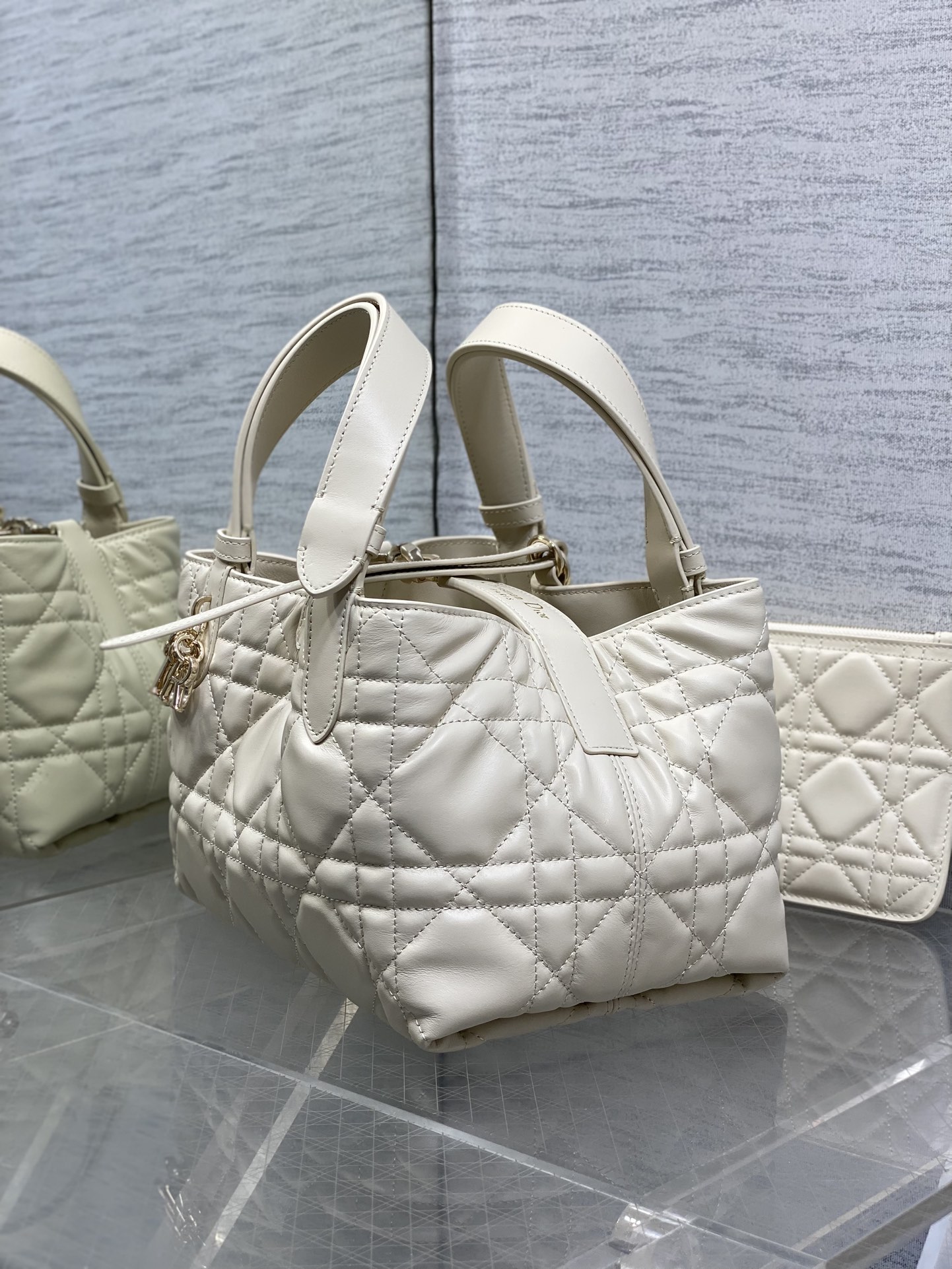 小号现货‼️Toujours系列砖柜最新浅饼干色，有点太美了，高颜值包包，颜色超级嫩，超级夏天，超大菱格