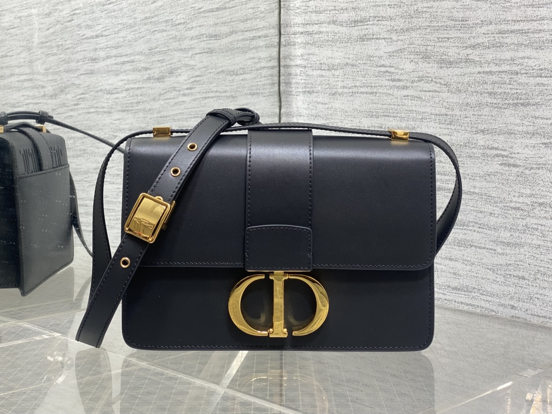 ¡Productos al contado! ️Montaigne 30Montaigne 🥳 Conozcamos esta elegancia atemporal💝, la silueta de bordes afilados t…