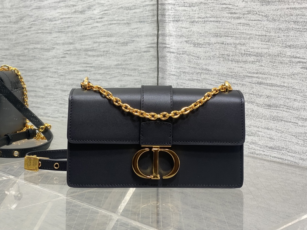 ¡Productos al contado! ️Montaigne 30Montaigne 🥳 Conozcamos esta elegancia atemporal💝. La silueta de bordes afilados t…