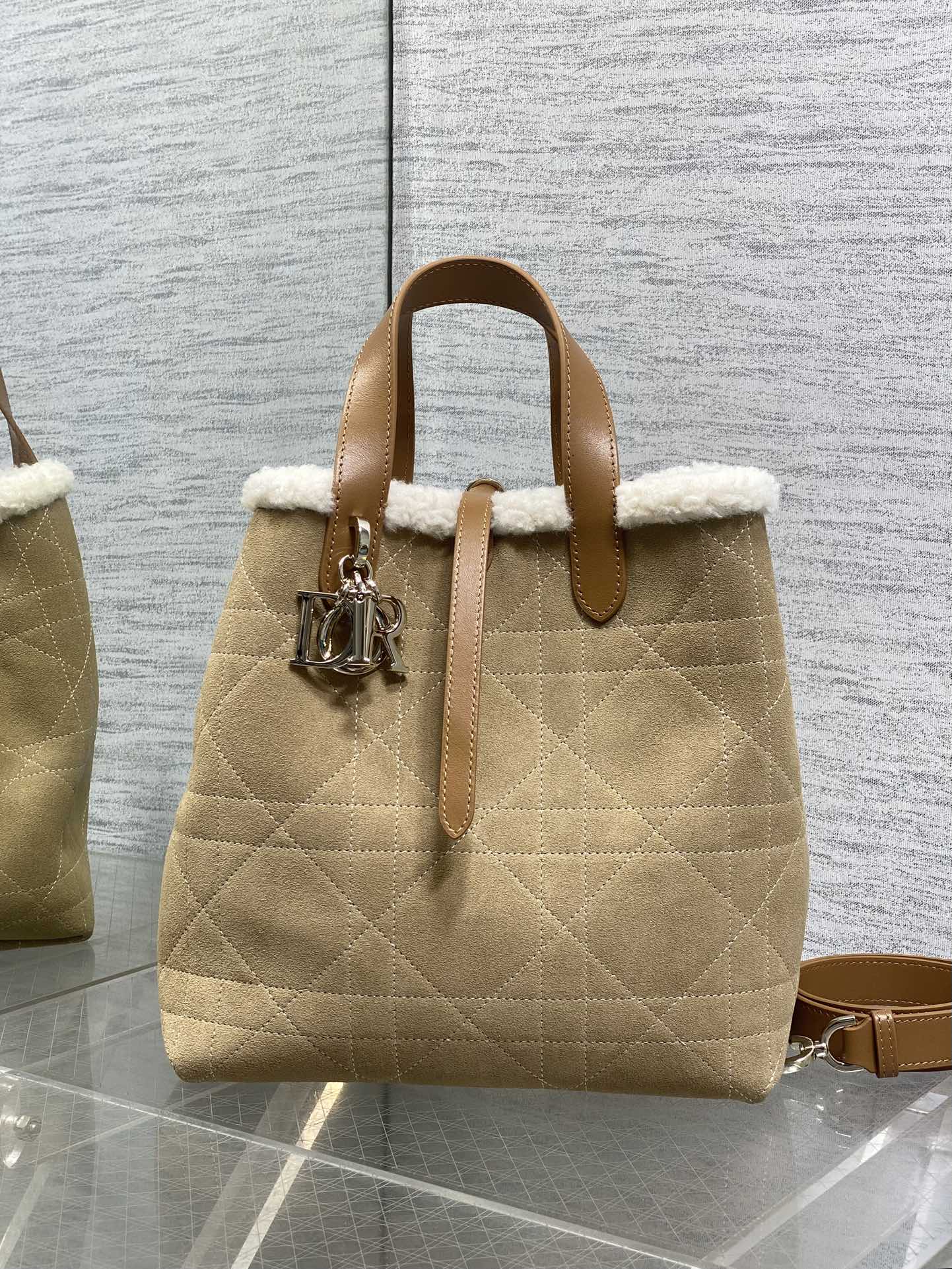 Dior 中号Toujours竖版系列羊毛款
