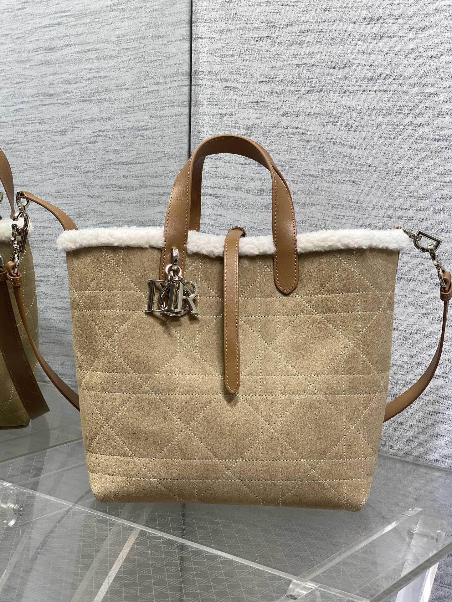 Dior 中号Toujours竖版系列羊毛款