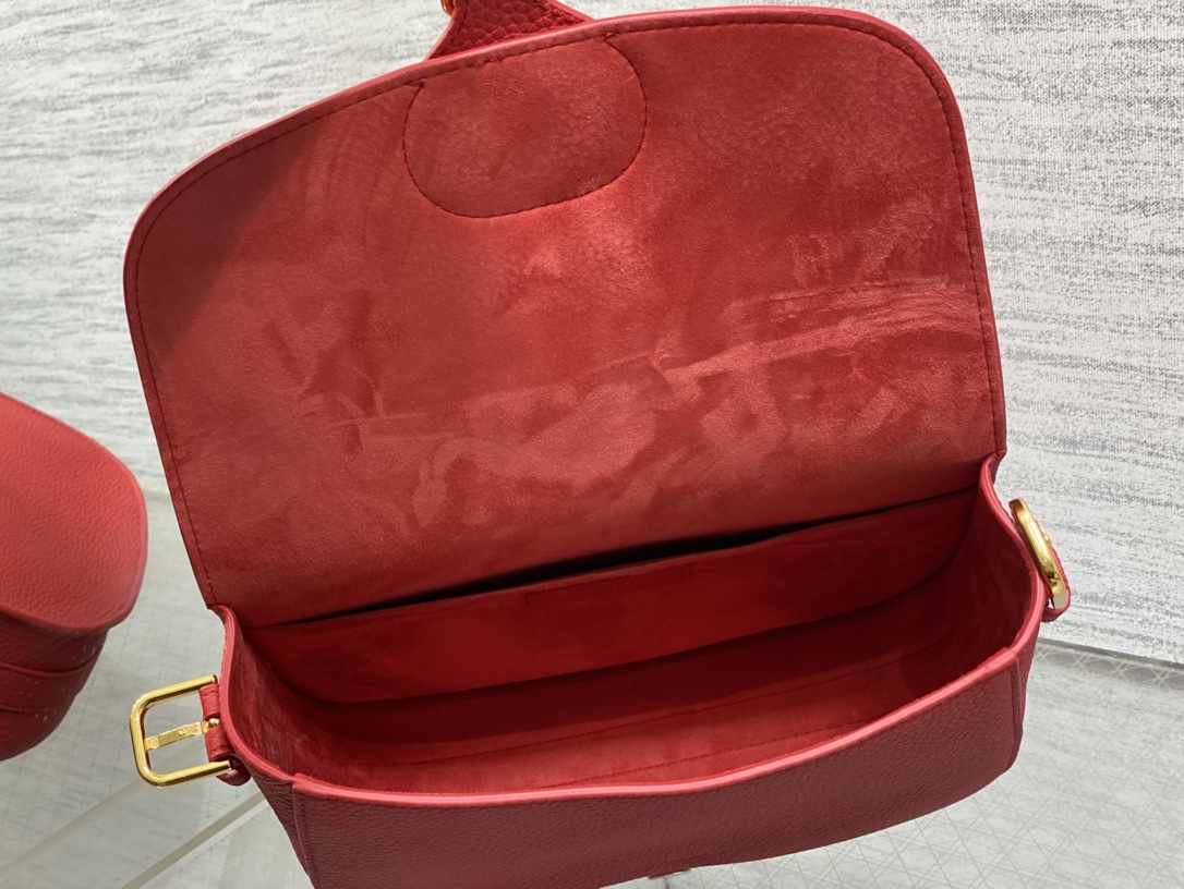 现货‼️最新bobby系列，为了向DI0R先生的宠物狗致敬而命名，寓意着忠城与成功，所这是企能陪你到永远