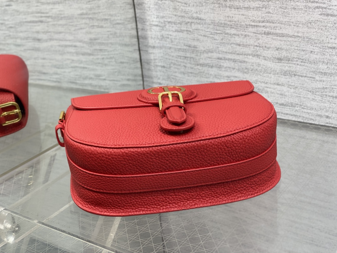 现货‼️最新bobby系列，为了向DI0R先生的宠物狗致敬而命名，寓意着忠城与成功，所这是企能陪你到永远