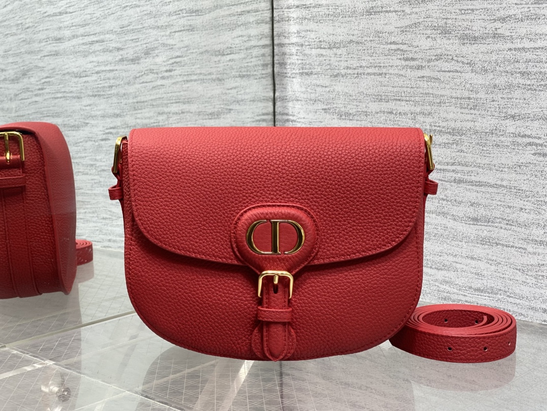 现货‼️最新bobby系列，为了向DI0R先生的宠物狗致敬而命名，寓意着忠城与成功，所这是企能陪你到永远