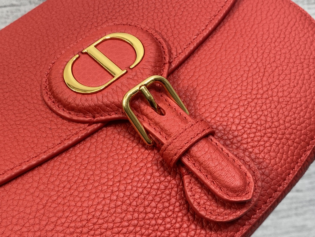 现货‼️最新bobby系列，为了向DI0R先生的宠物狗致敬而命名，寓意着忠城与成功，所这是企能陪你到永远