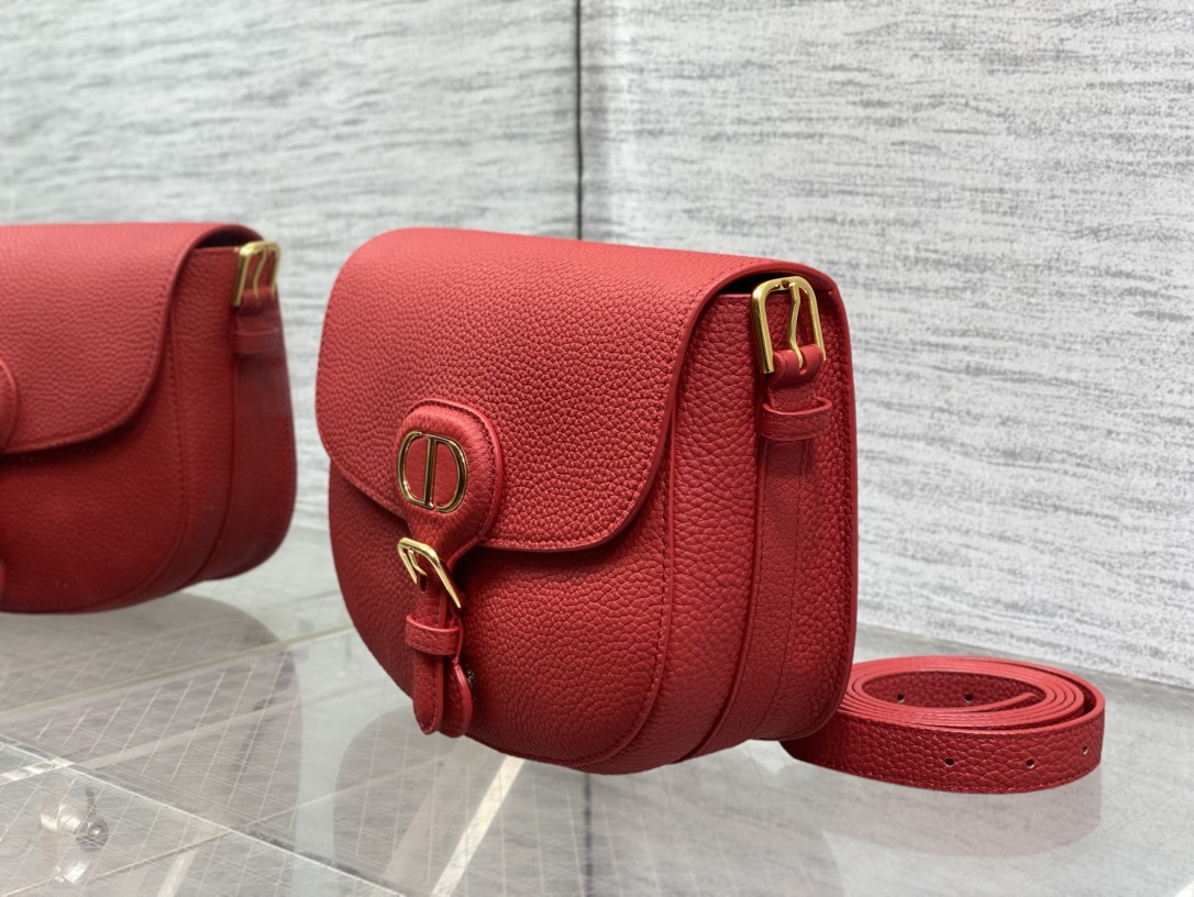 现货‼️最新bobby系列，为了向DI0R先生的宠物狗致敬而命名，寓意着忠城与成功，所这是企能陪你到永远