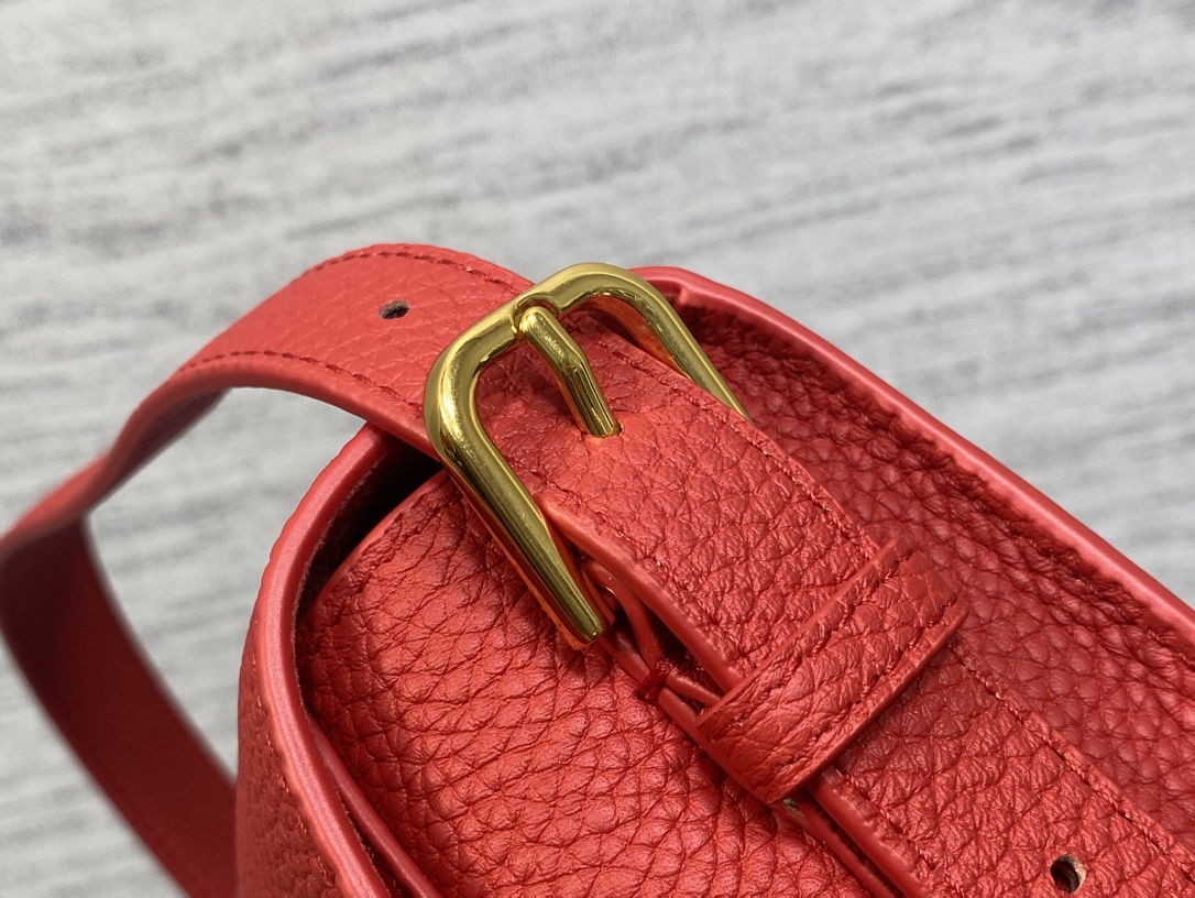 现货‼️最新bobby系列，为了向DI0R先生的宠物狗致敬而命名，寓意着忠城与成功，所这是企能陪你到永远