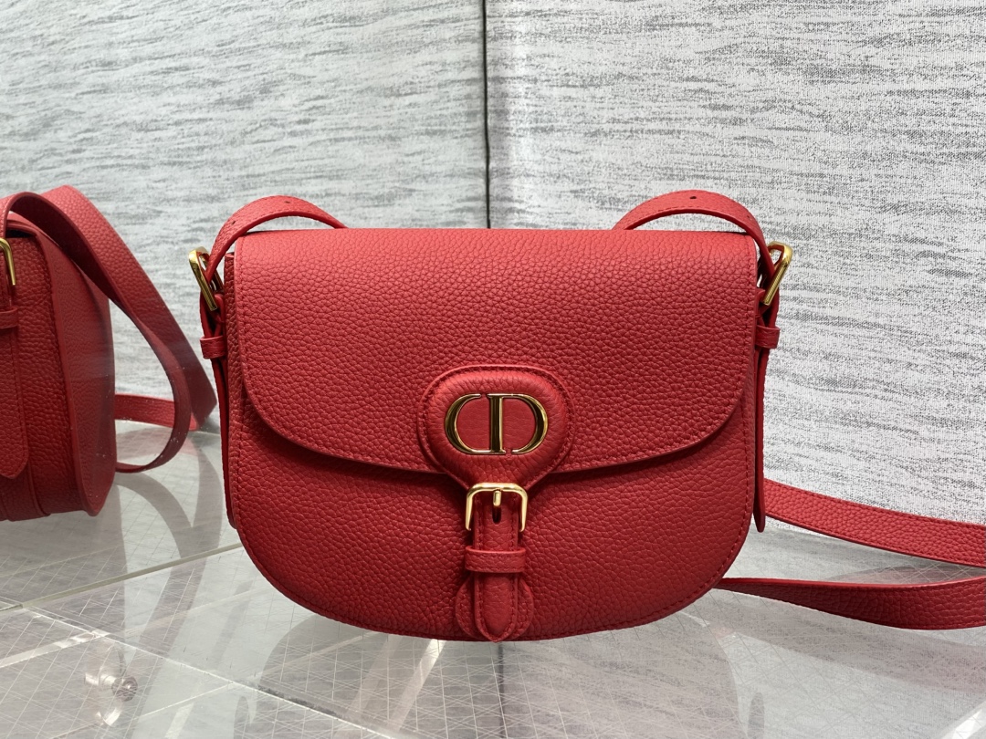 现货‼️最新bobby系列，为了向DI0R先生的宠物狗致敬而命名，寓意着忠城与成功，所这是企能陪你到永远