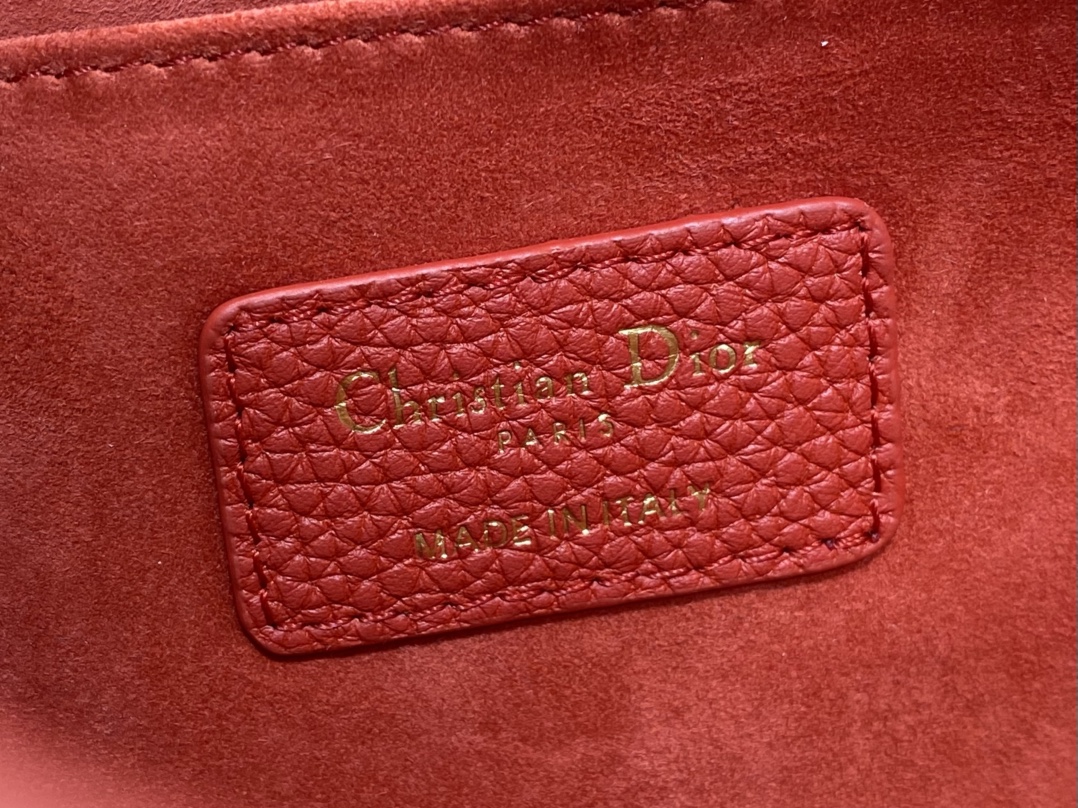 现货‼️最新bobby系列，为了向DI0R先生的宠物狗致敬而命名，寓意着忠城与成功，所这是企能陪你到永远