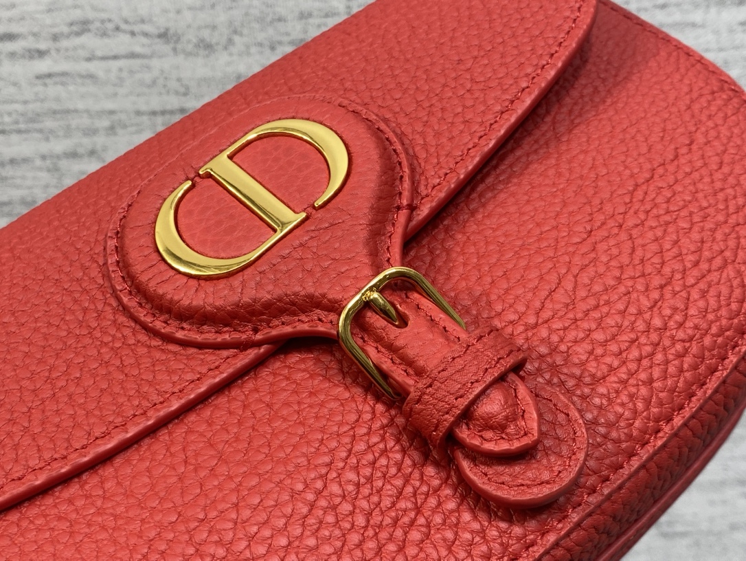 现货‼️Bobby系列最新腋下包，一个实物比图片好看千百倍的包🙋🏻‍♀️，精致又帅气，手感极好的颗粒纹小