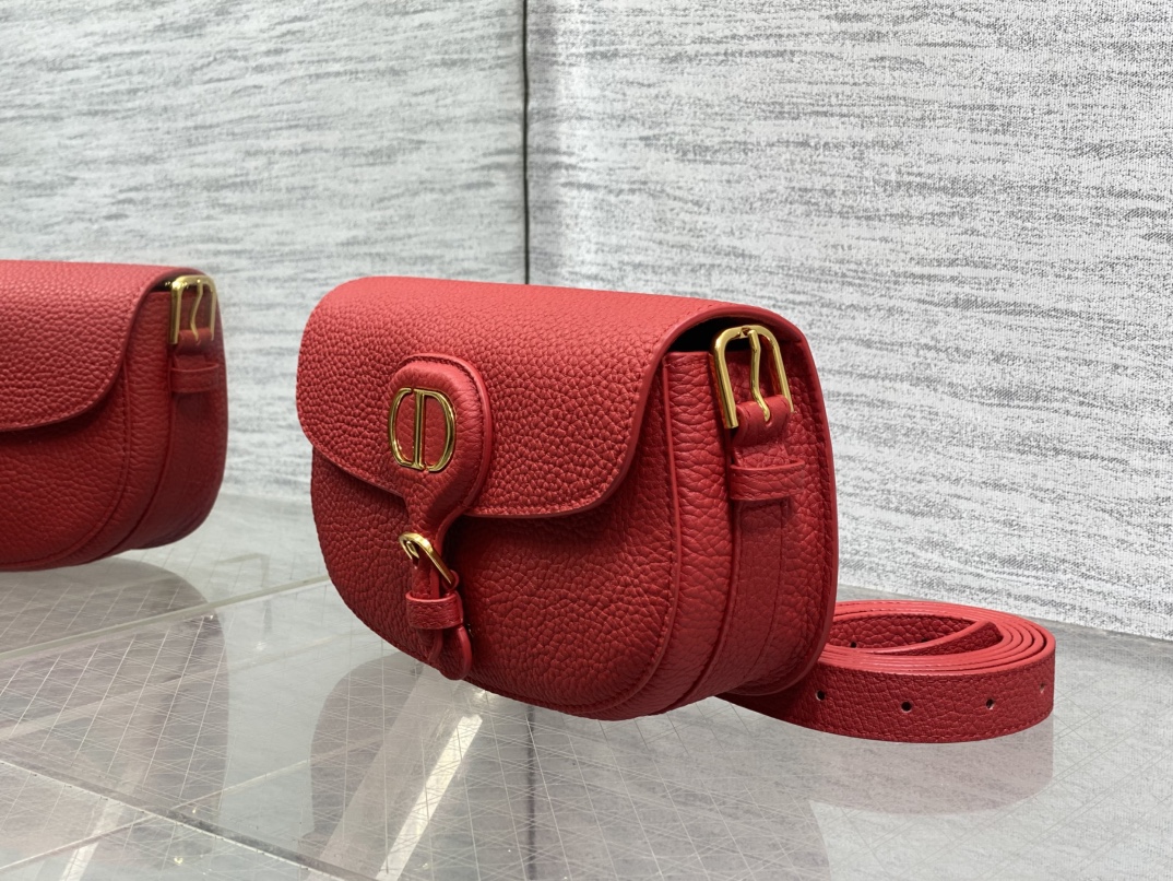 现货‼️Bobby系列最新腋下包，一个实物比图片好看千百倍的包🙋🏻‍♀️，精致又帅气，手感极好的颗粒纹小