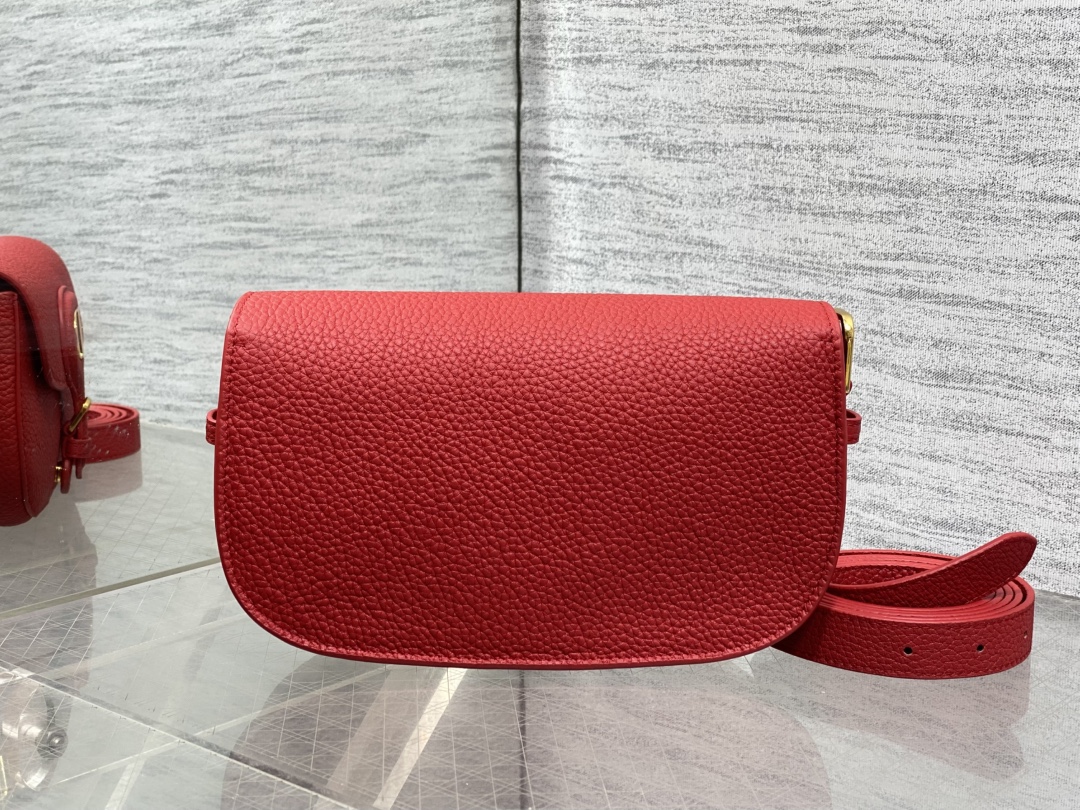 现货‼️Bobby系列最新腋下包，一个实物比图片好看千百倍的包🙋🏻‍♀️，精致又帅气，手感极好的颗粒纹小