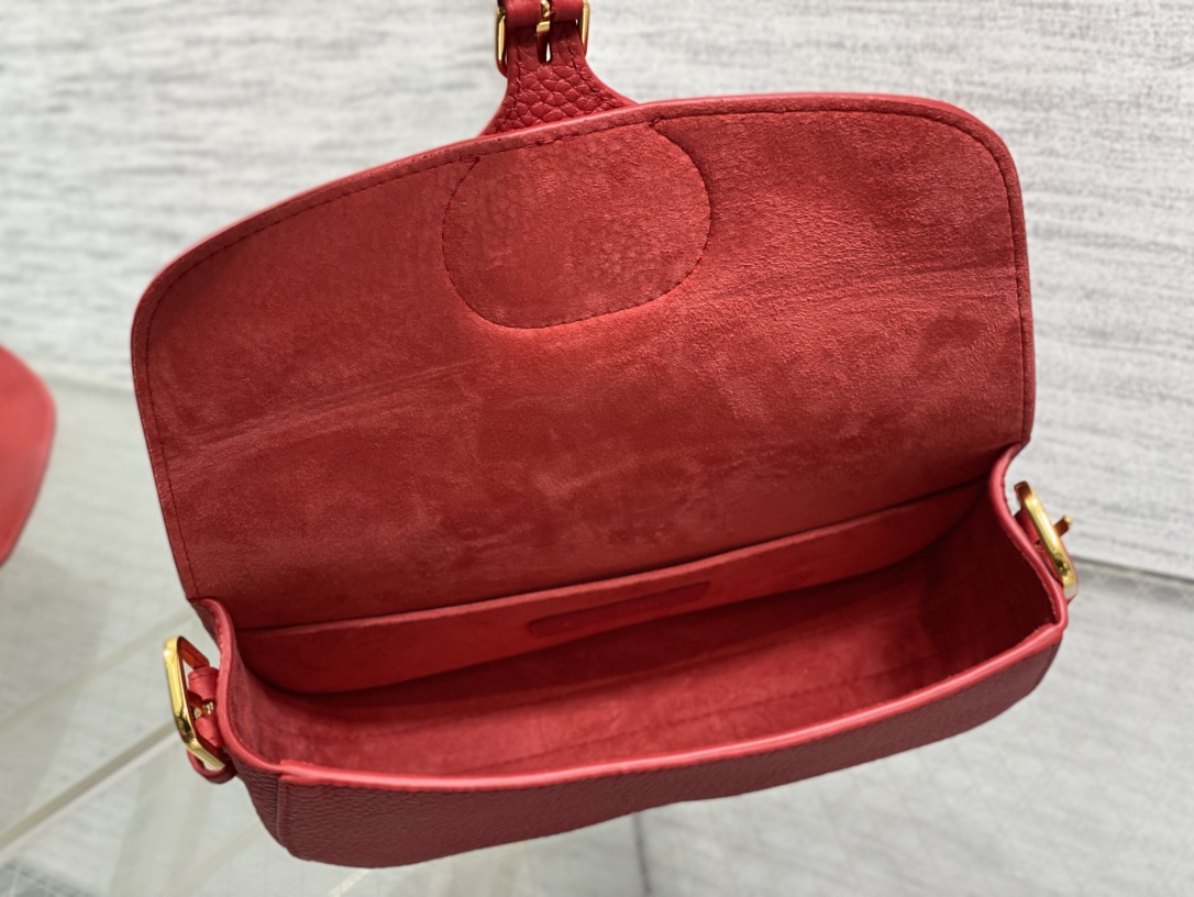 现货‼️Bobby系列最新腋下包，一个实物比图片好看千百倍的包🙋🏻‍♀️，精致又帅气，手感极好的颗粒纹小