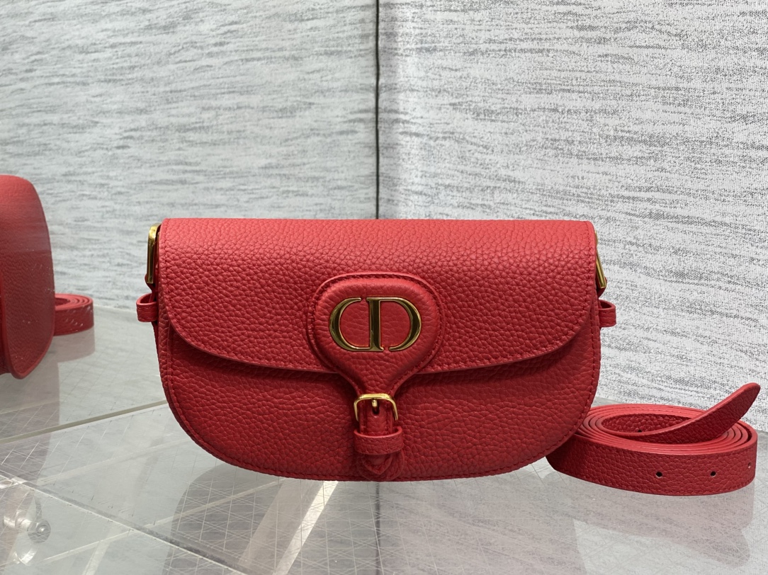 现货‼️Bobby系列最新腋下包，一个实物比图片好看千百倍的包🙋🏻‍♀️，精致又帅气，手感极好的颗粒纹小