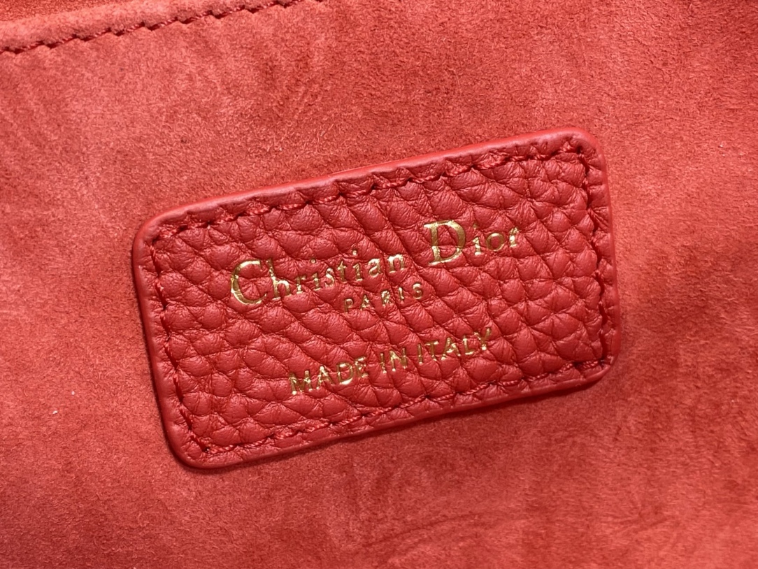 现货‼️Bobby系列最新腋下包，一个实物比图片好看千百倍的包🙋🏻‍♀️，精致又帅气，手感极好的颗粒纹小