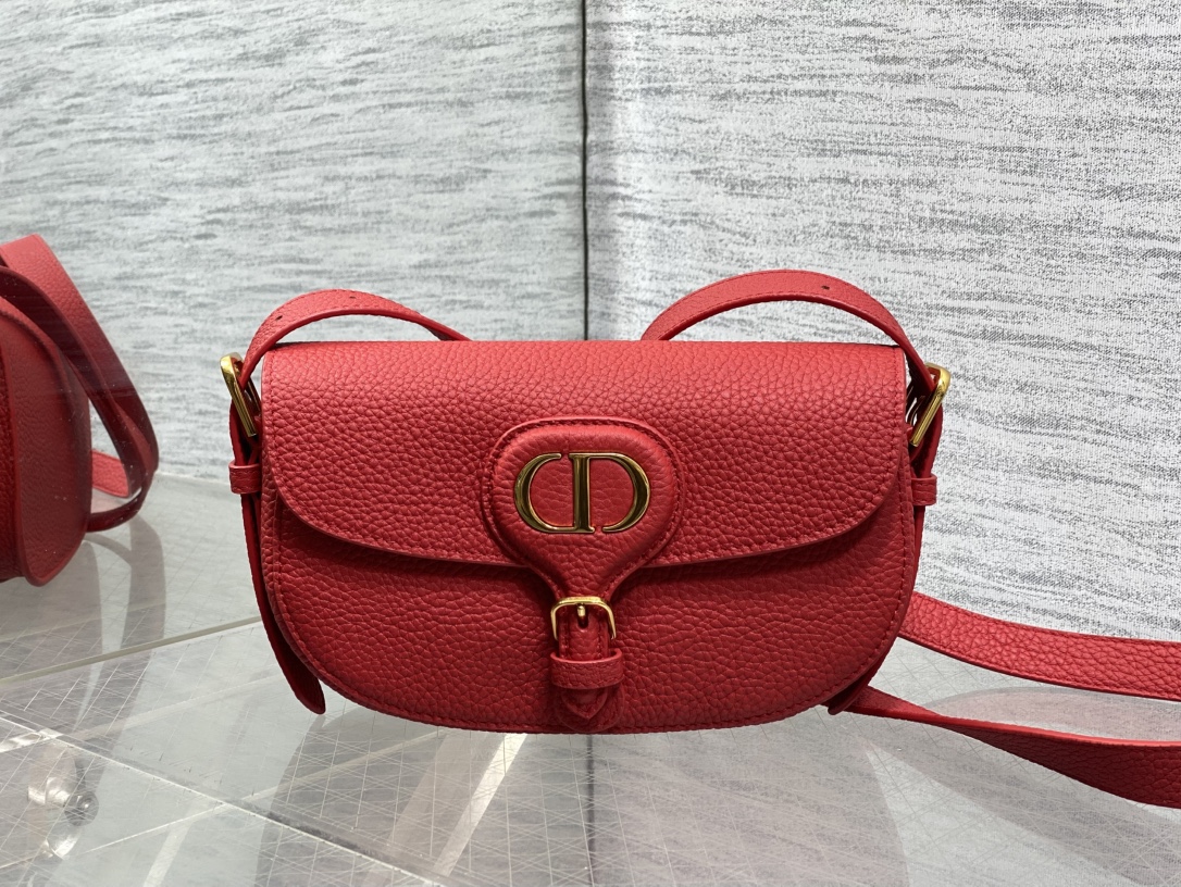 现货‼️Bobby系列最新腋下包，一个实物比图片好看千百倍的包🙋🏻‍♀️，精致又帅气，手感极好的颗粒纹小