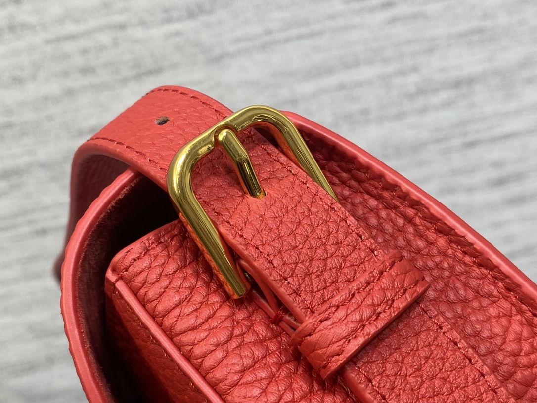 现货‼️Bobby系列最新腋下包，一个实物比图片好看千百倍的包🙋🏻‍♀️，精致又帅气，手感极好的颗粒纹小