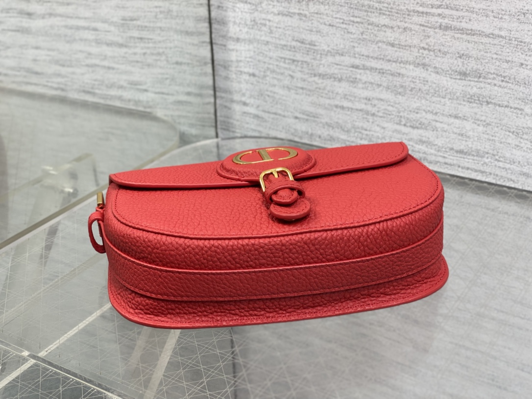 现货‼️Bobby系列最新腋下包，一个实物比图片好看千百倍的包🙋🏻‍♀️，精致又帅气，手感极好的颗粒纹小