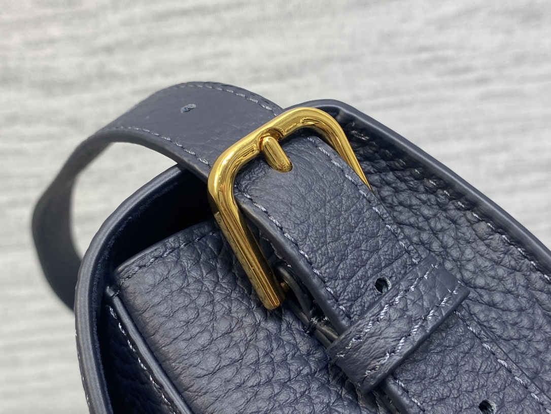 现货‼️最新bobby系列，为了向DI0R先生的宠物狗致敬而命名，寓意着忠城与成功，所这是企能陪你到永远