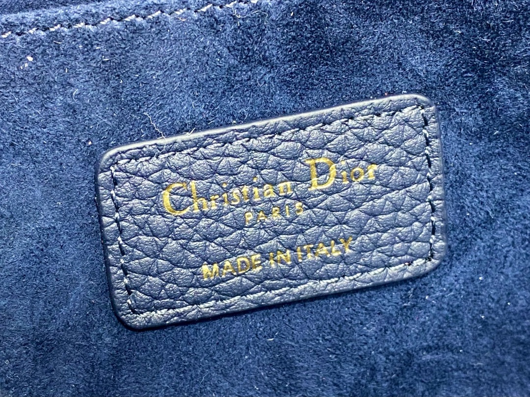 现货‼️最新bobby系列，为了向DI0R先生的宠物狗致敬而命名，寓意着忠城与成功，所这是企能陪你到永远