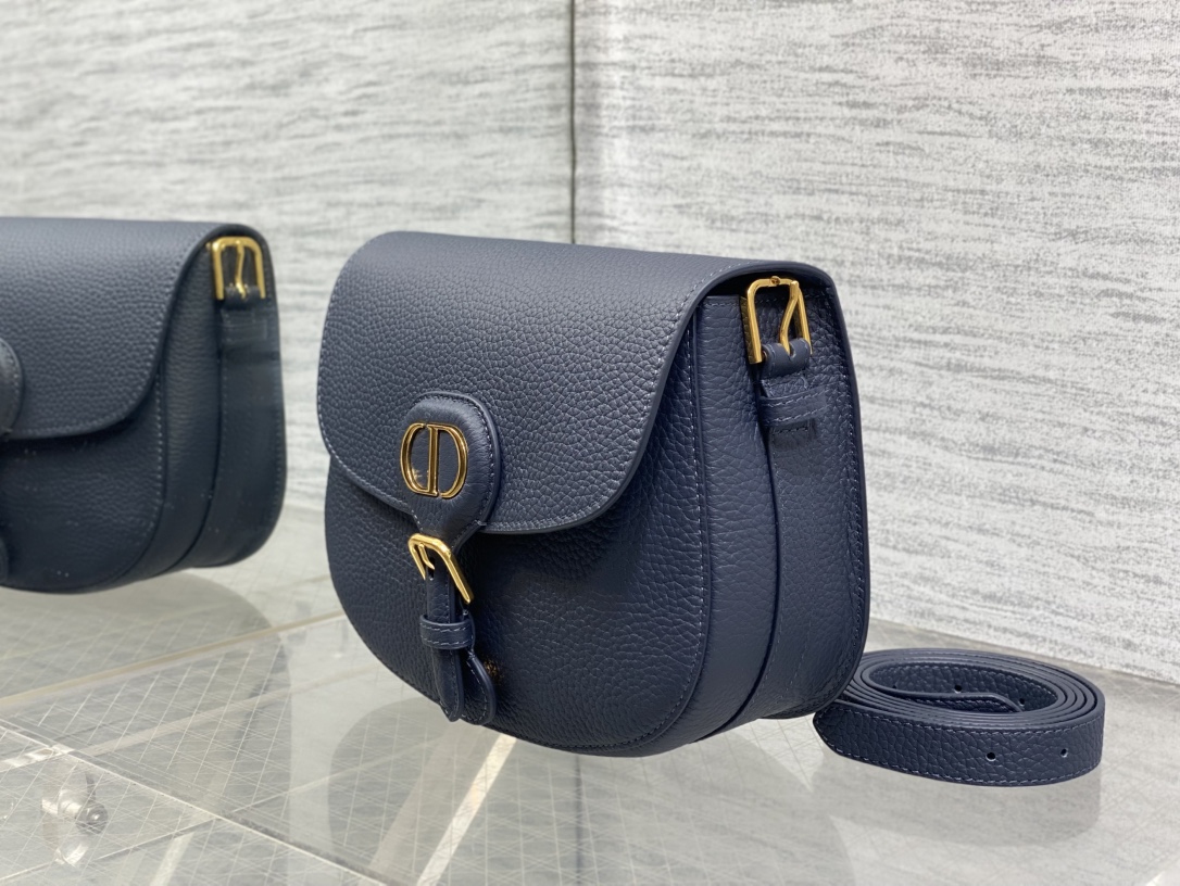 现货‼️最新bobby系列，为了向DI0R先生的宠物狗致敬而命名，寓意着忠城与成功，所这是企能陪你到永远