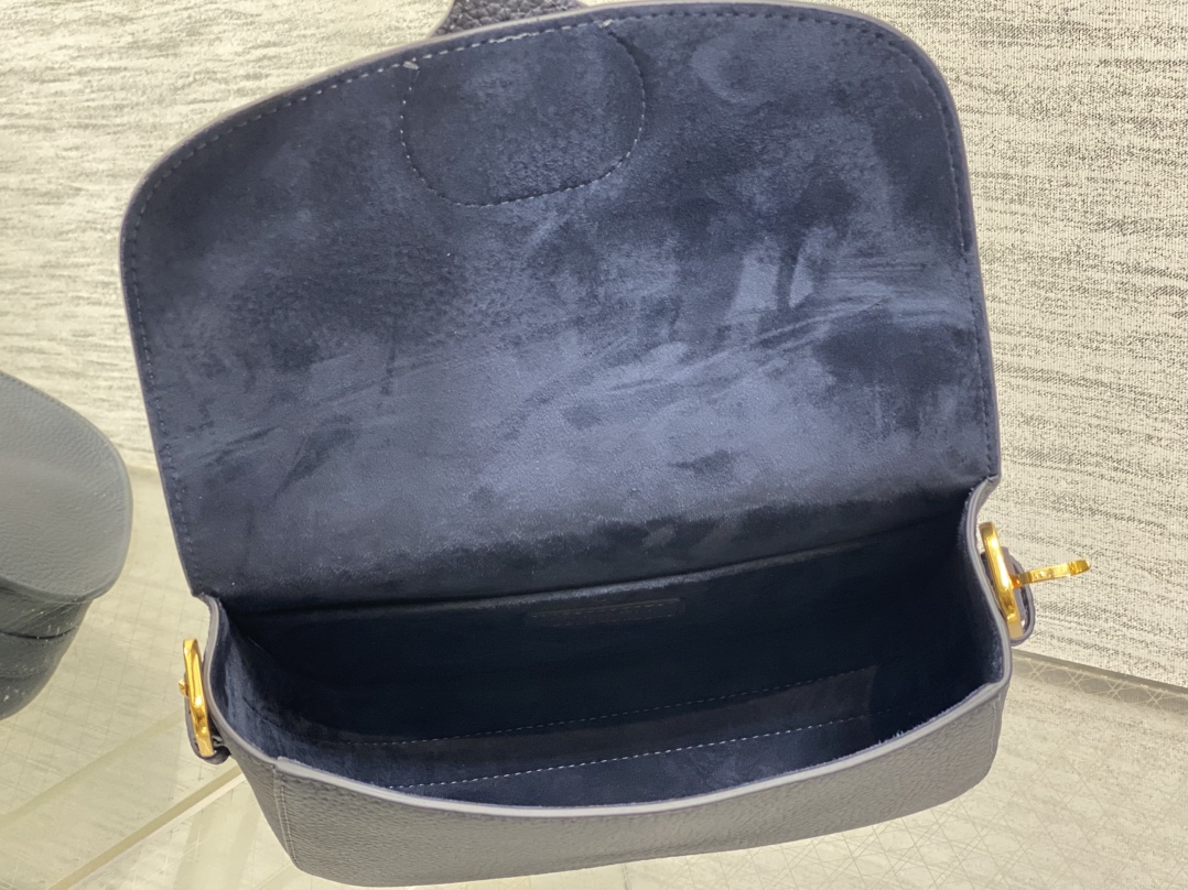 现货‼️最新bobby系列，为了向DI0R先生的宠物狗致敬而命名，寓意着忠城与成功，所这是企能陪你到永远