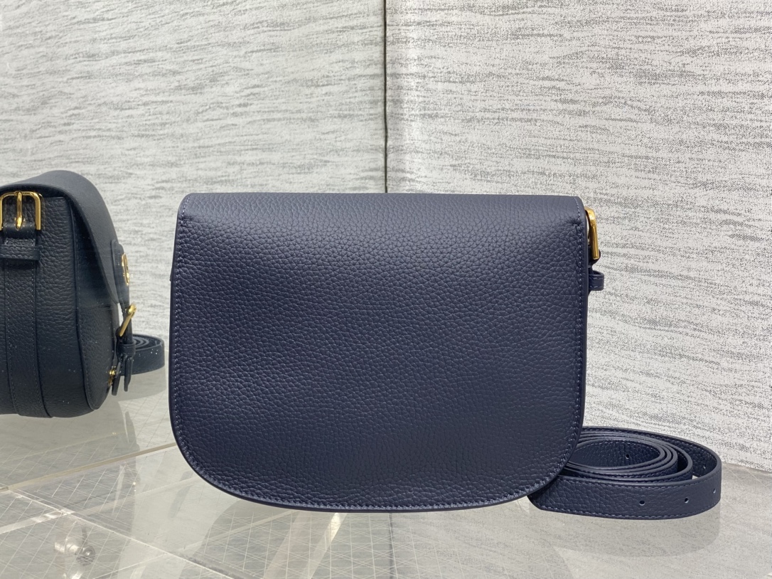 现货‼️最新bobby系列，为了向DI0R先生的宠物狗致敬而命名，寓意着忠城与成功，所这是企能陪你到永远