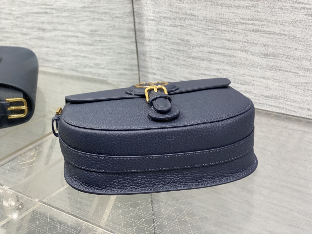 现货‼️最新bobby系列，为了向DI0R先生的宠物狗致敬而命名，寓意着忠城与成功，所这是企能陪你到永远