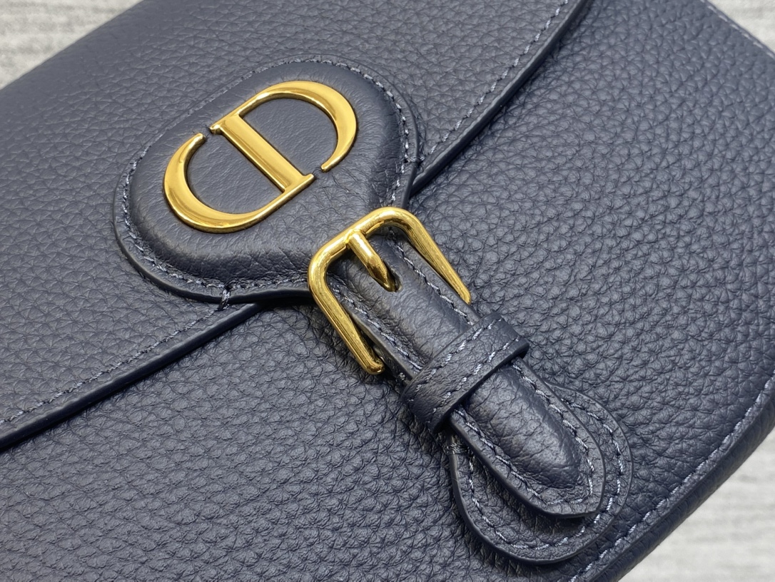 现货‼️最新bobby系列，为了向DI0R先生的宠物狗致敬而命名，寓意着忠城与成功，所这是企能陪你到永远