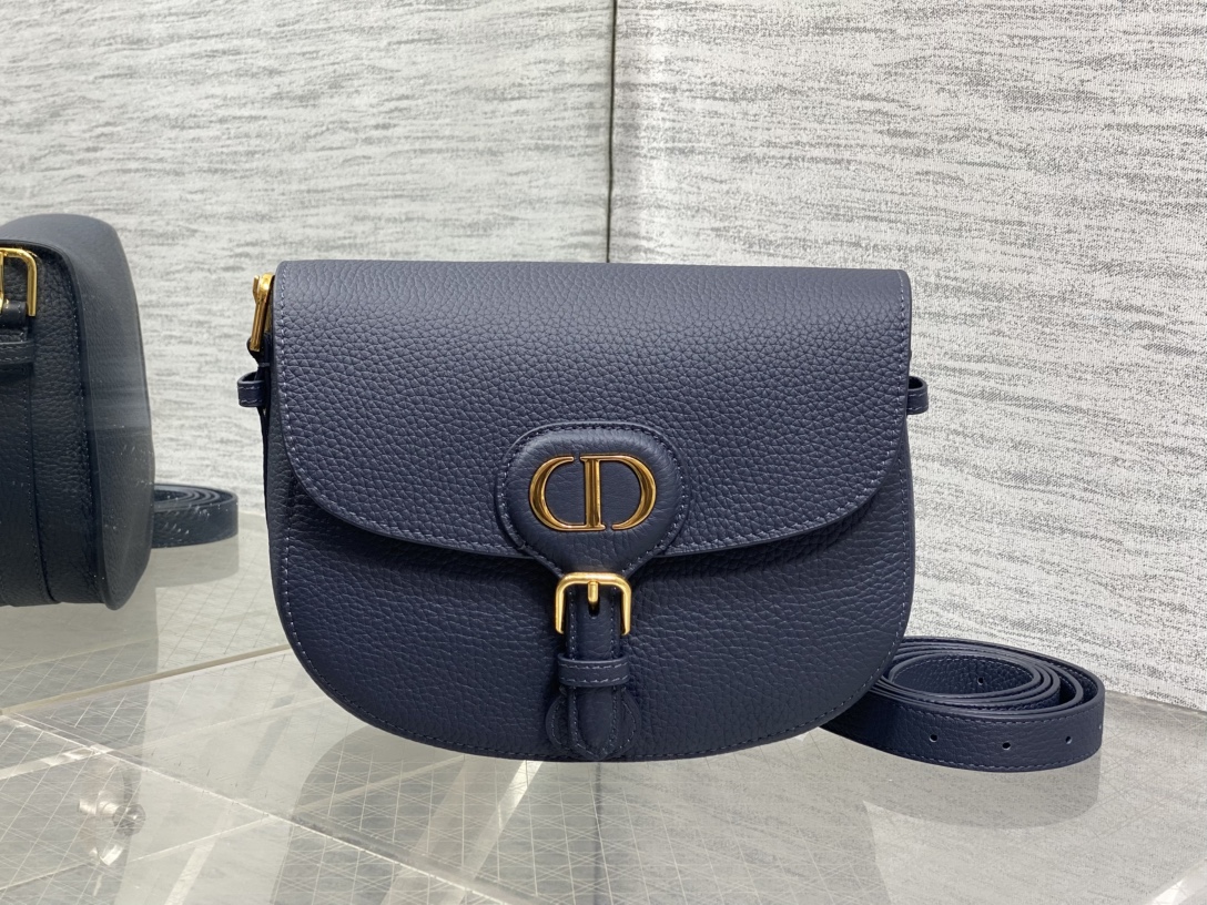 现货‼️最新bobby系列，为了向DI0R先生的宠物狗致敬而命名，寓意着忠城与成功，所这是企能陪你到永远