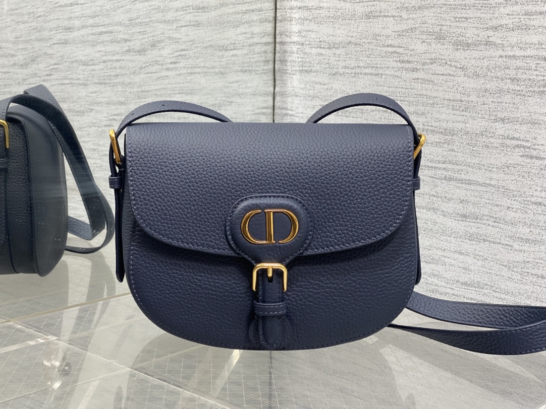 现货‼️最新bobby系列，为了向DI0R先生的宠物狗致敬而命名，寓意着忠城与成功，所这是企能陪你到永远